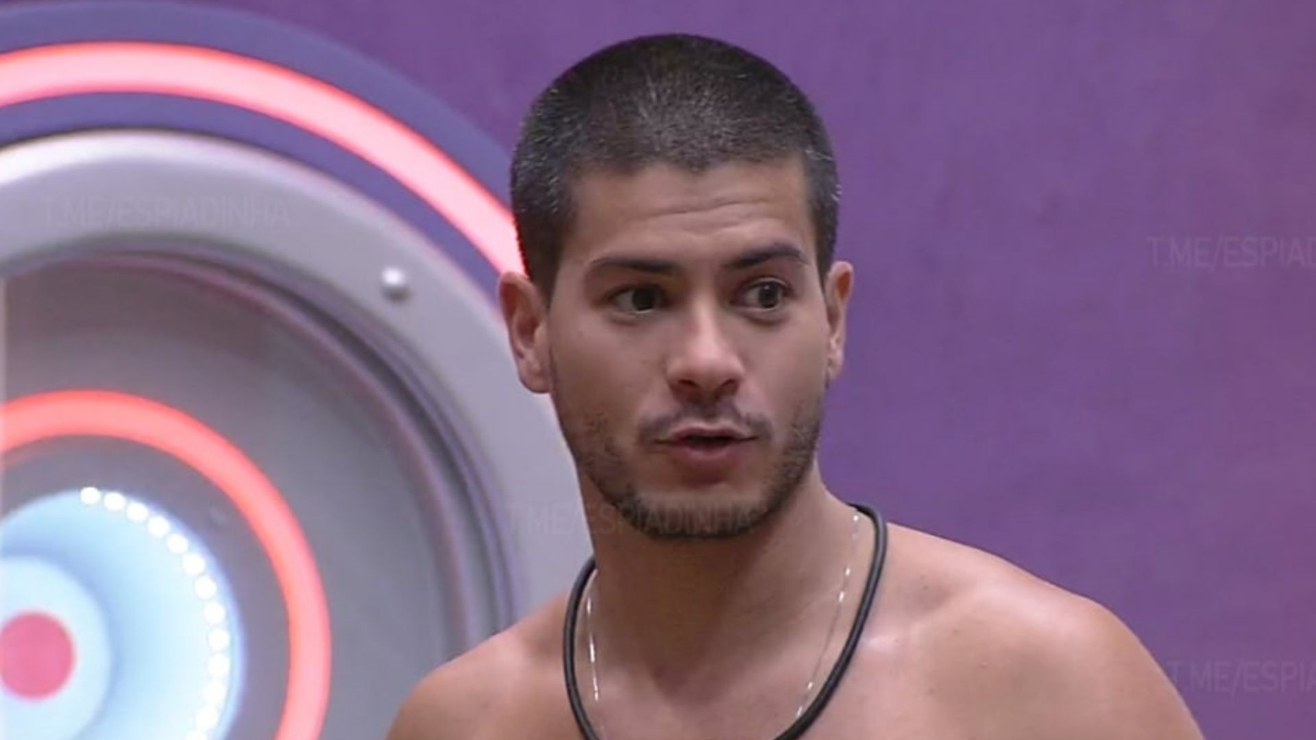 BBB22: Arthur insinua que produção está enganando os brothers: “Não comprei”
