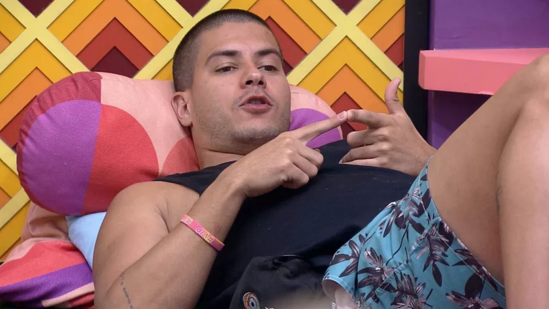 BBB22: Arthur se irrita com drama de Eliezer e ataca: “Reclama de barriga cheia”