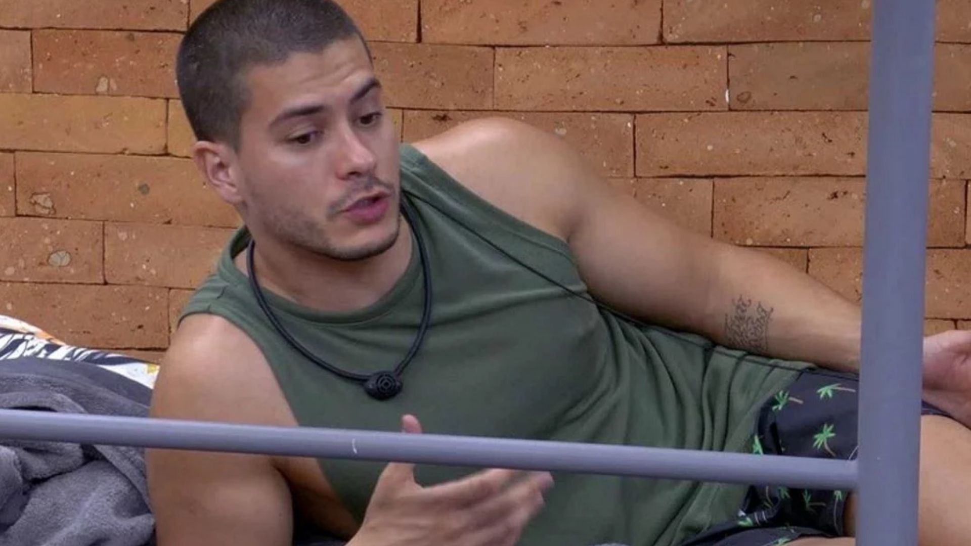 BBB22: Arthur decreta fim em aliança com brothers e detona: “Dividiu em três”