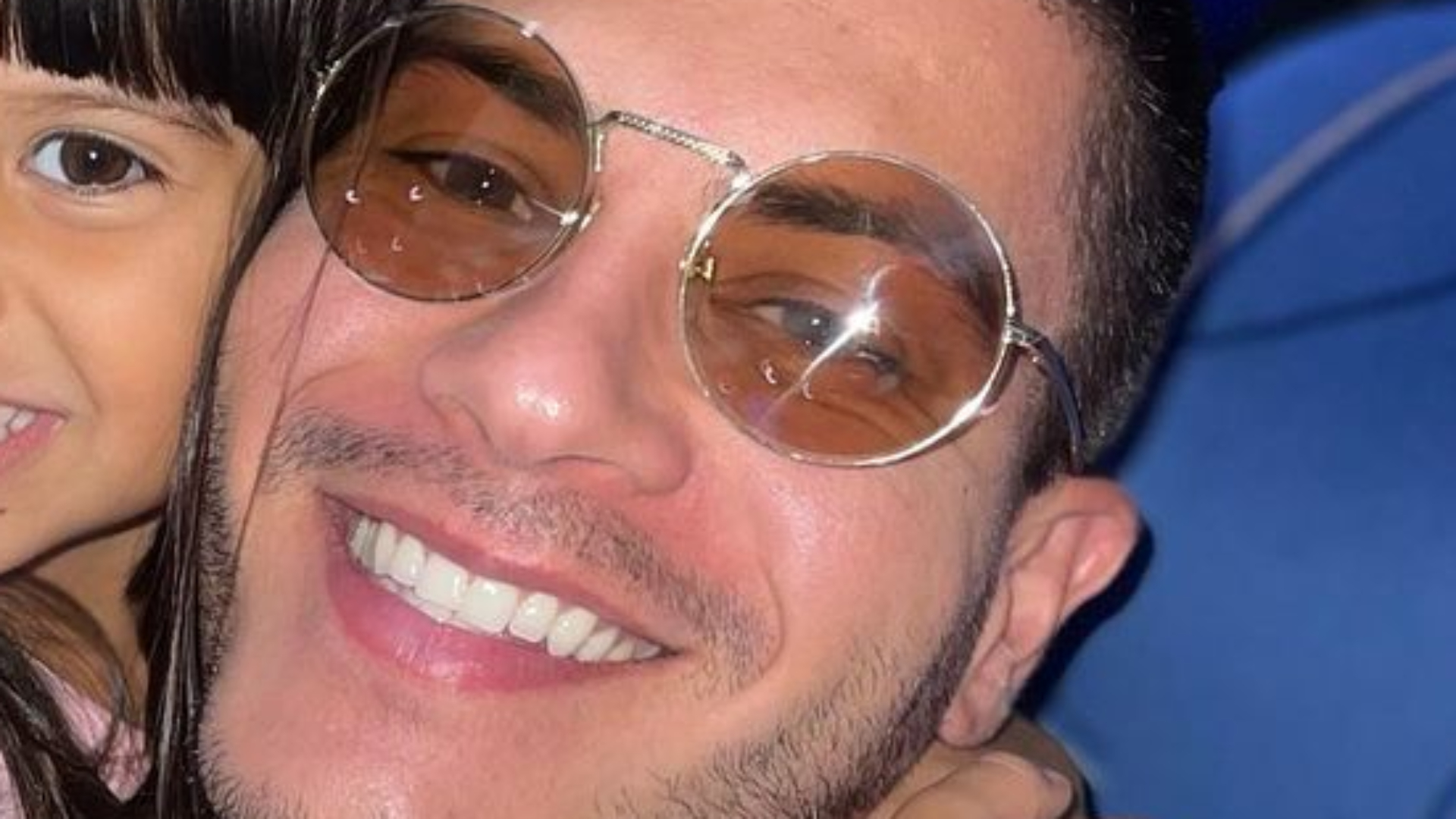 Ex-BBB Arthur Aguiar publica primeira foto com a filha após reencontro: “Xerox”