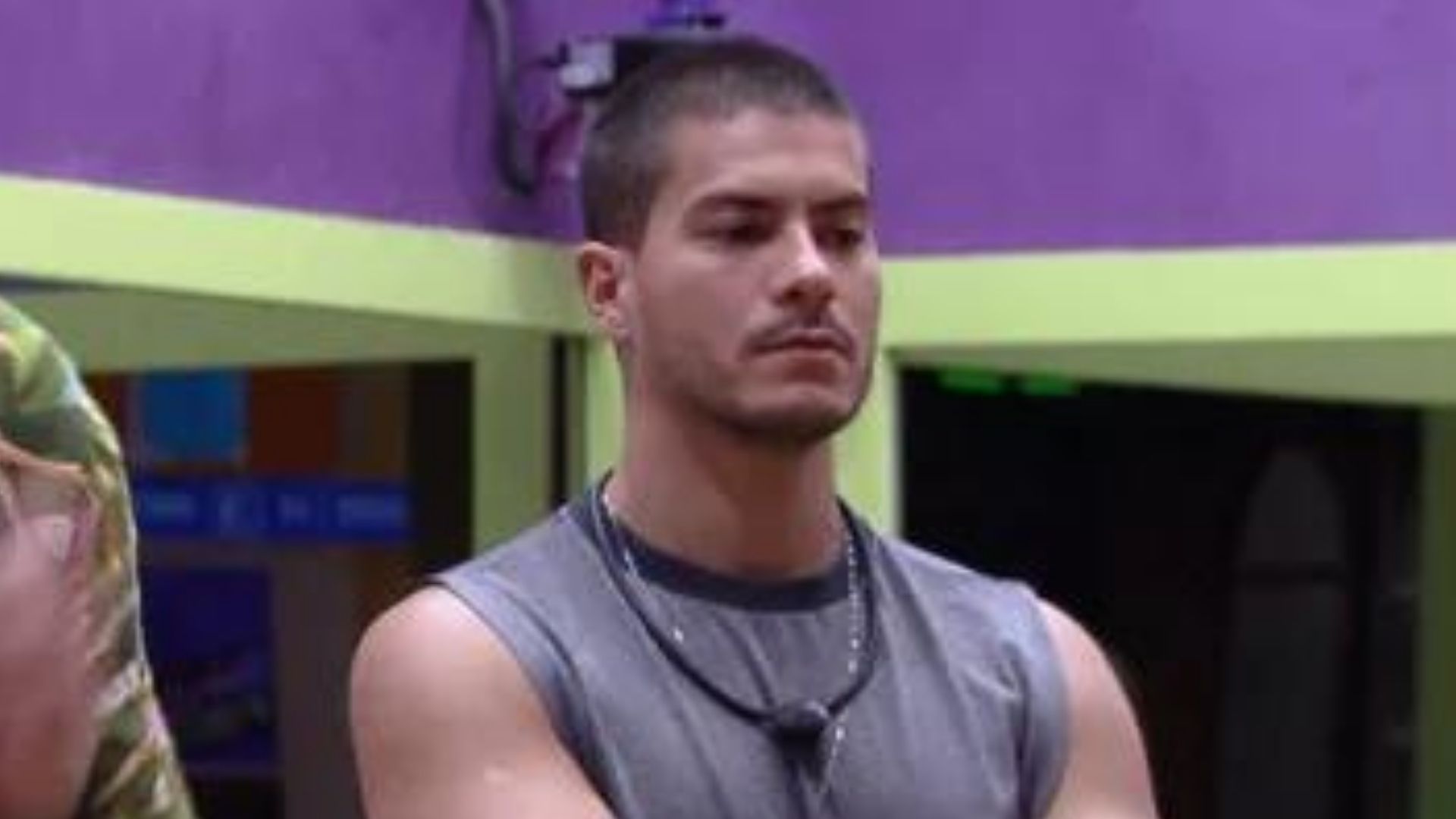 BBB22: Arthur Aguiar reclama que não foi acordado para ver desfile: “Eu falei”