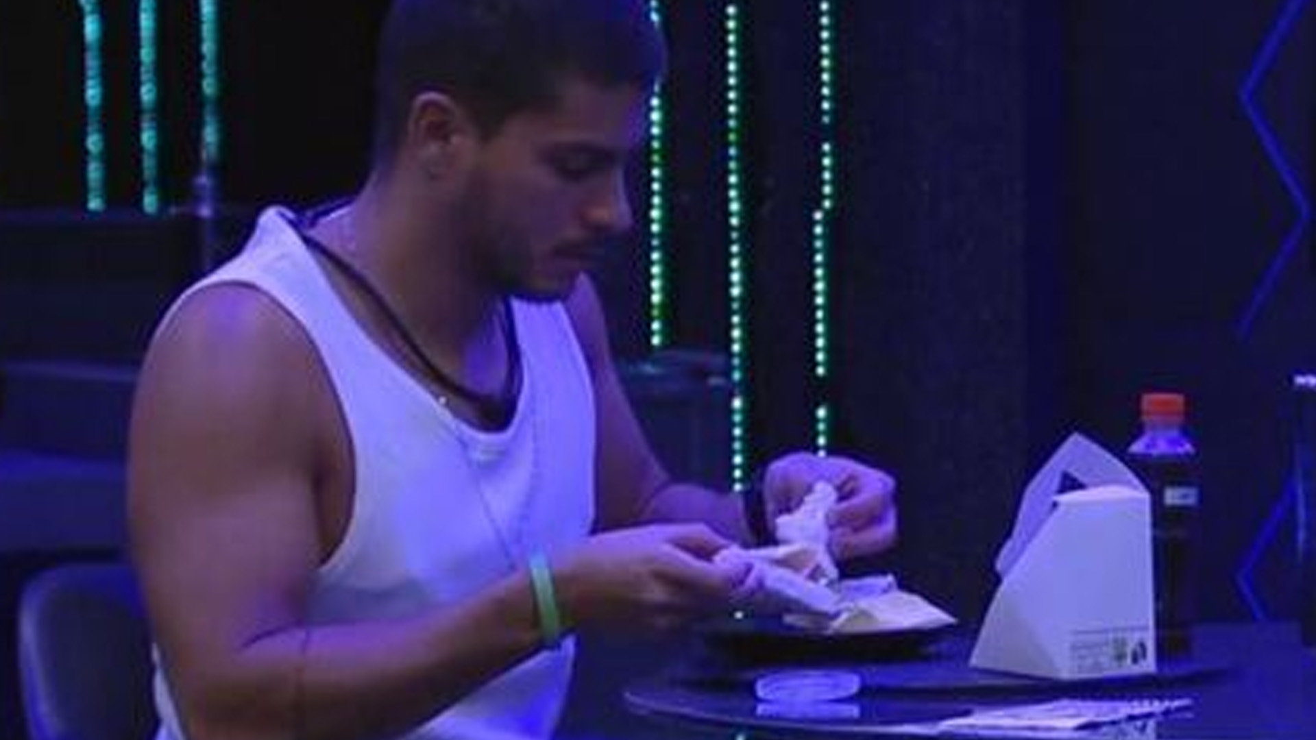 BBB22: Arthur Aguiar se esbalda com sobremesa e prevê reação da esposa: “Não aguenta”