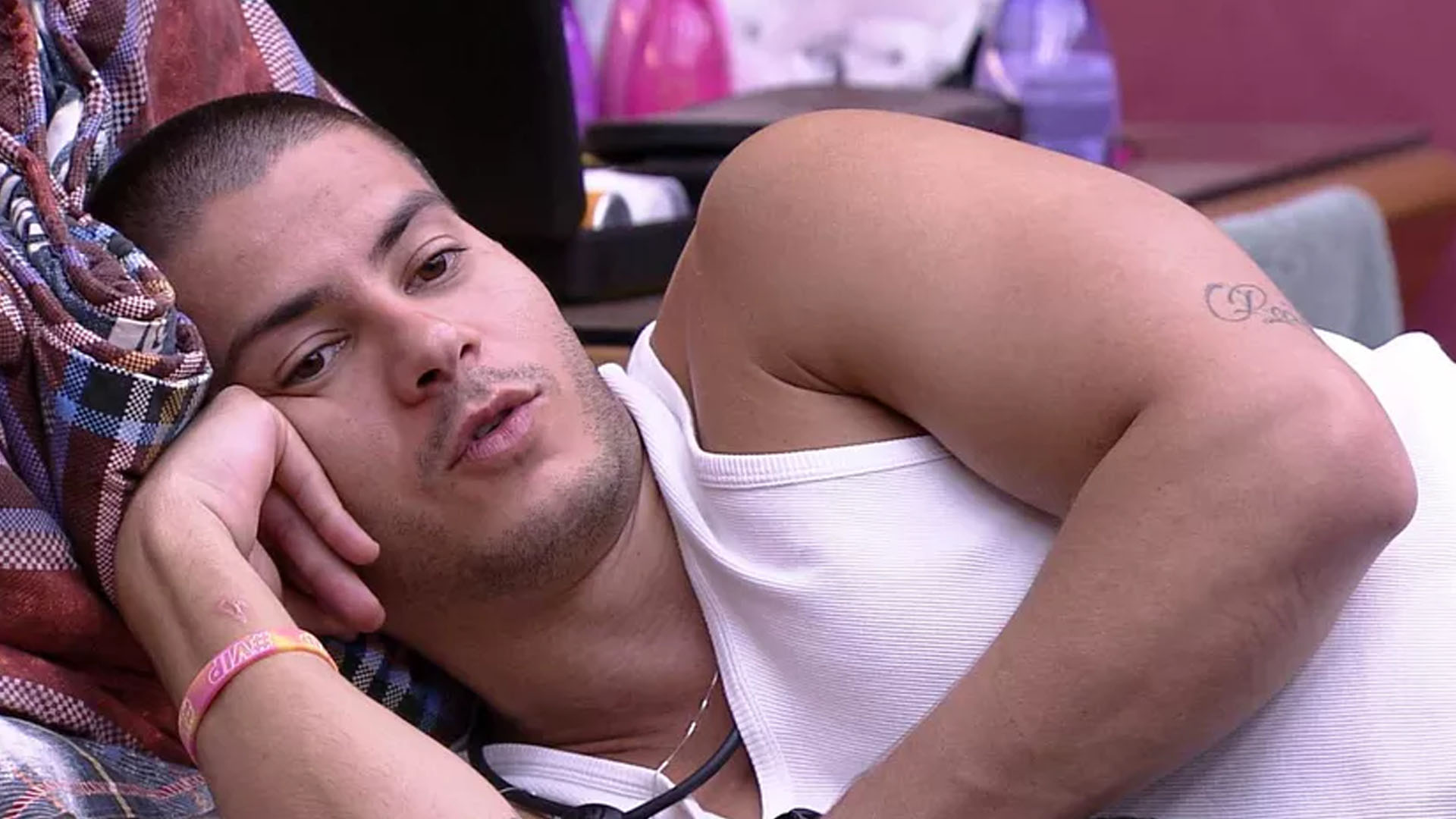 BBB22: Arthur Aguiar se faz de sonso e diz que não sabe se é forte: “Muito louco”