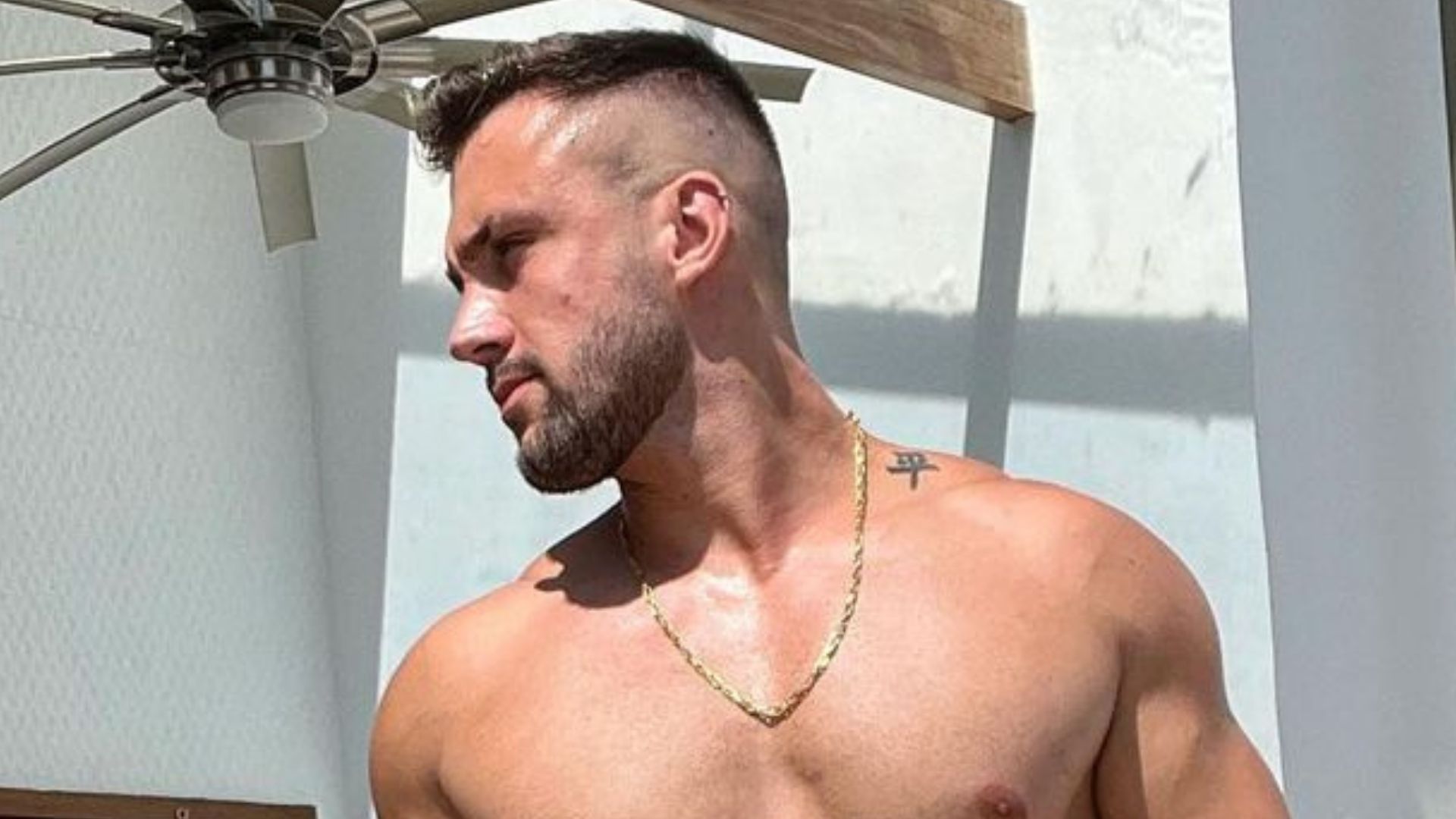 Ex-BBB Arthur Picoli rebate críticas ao corpo com foto sem camisa: “A luz ajuda”