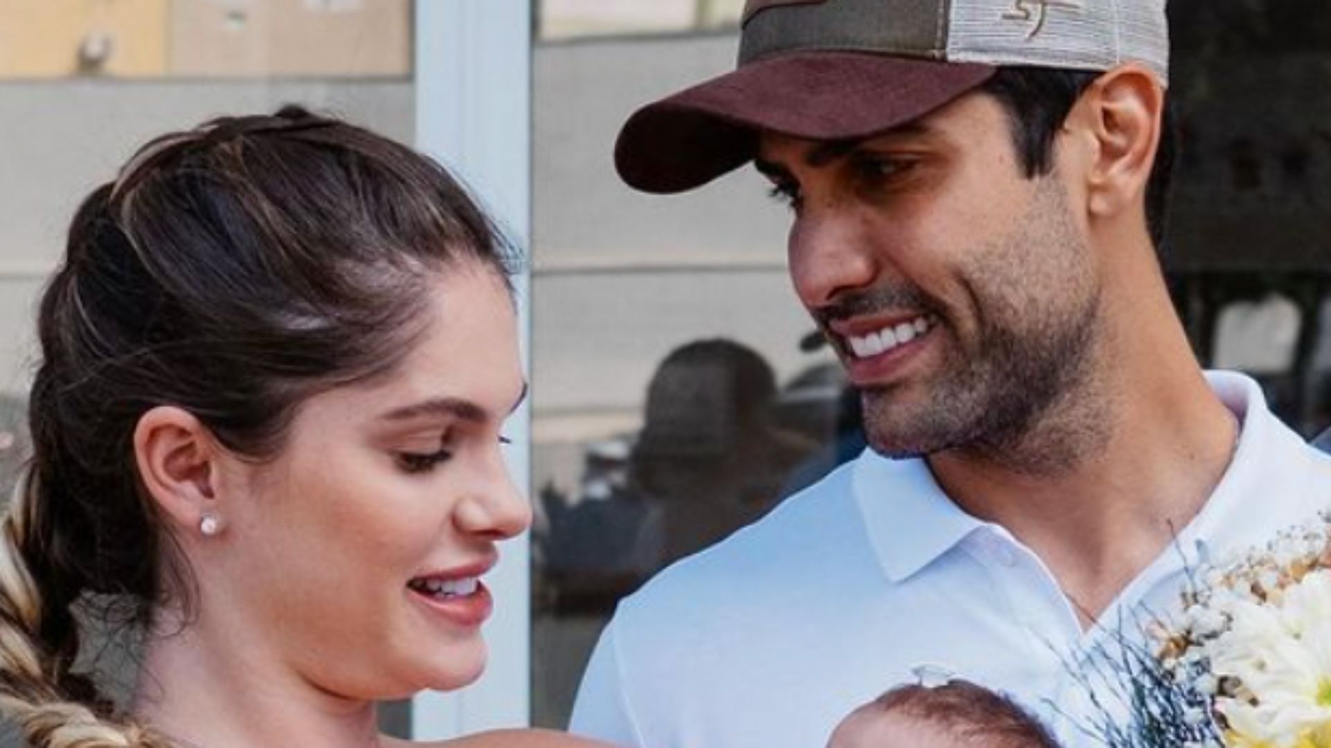 Bárbara Evans deixa a maternidade com a filha nos braços: “Gratidão”