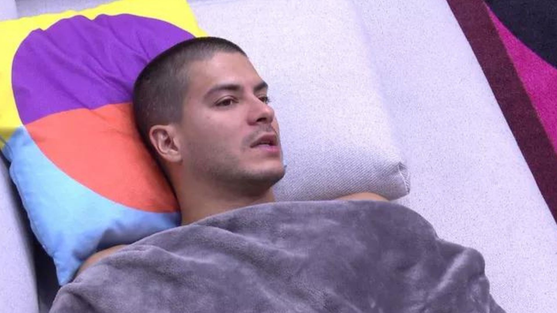 BBB22: Arthur reclama da falta de informações vindas da produção: “Só piora”