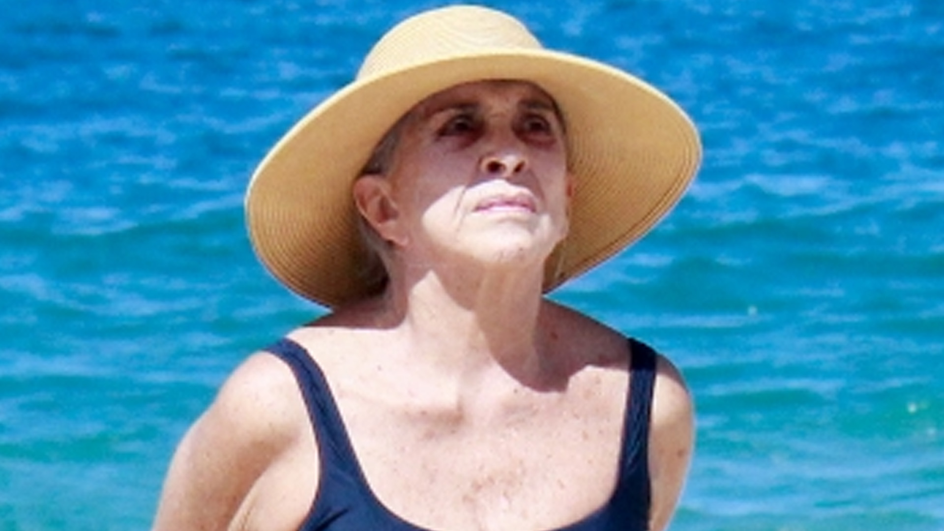 Betty Faria desfila corpo ao natural de maiô aos 80 anos e mostra boa forma