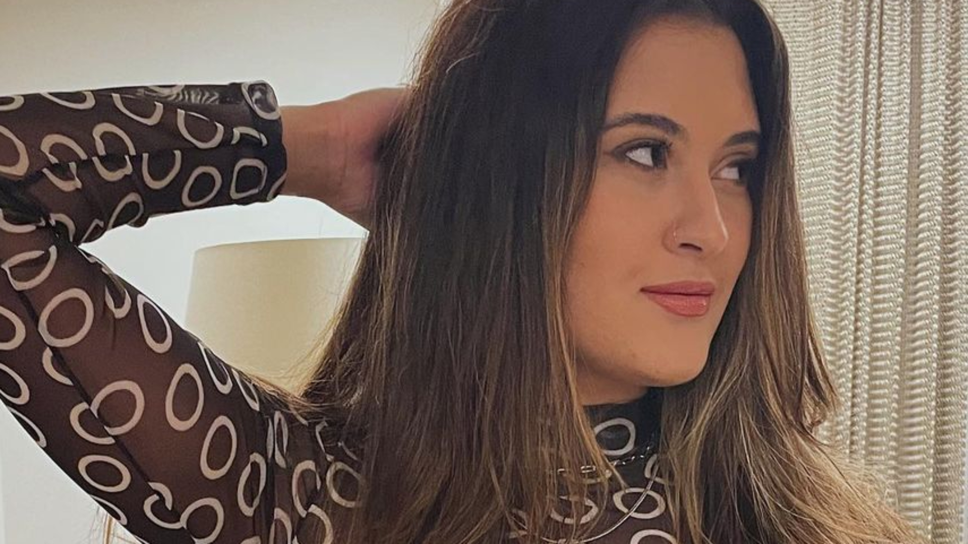 Filha de Fátima Bernardes elege look transparente e deixa roupa íntima à mostra