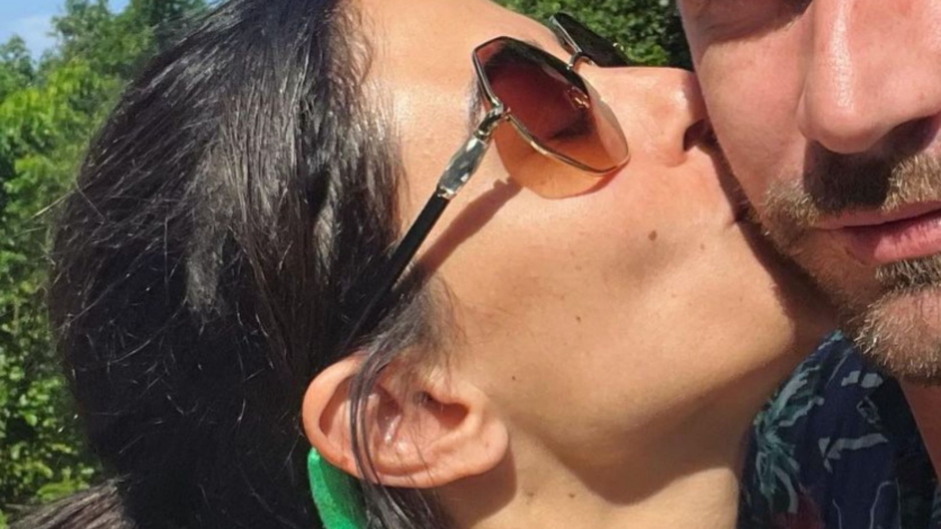 Apaixonada, Carol Castro assume namoro com produtor e surge dando beijão: “Um mês”