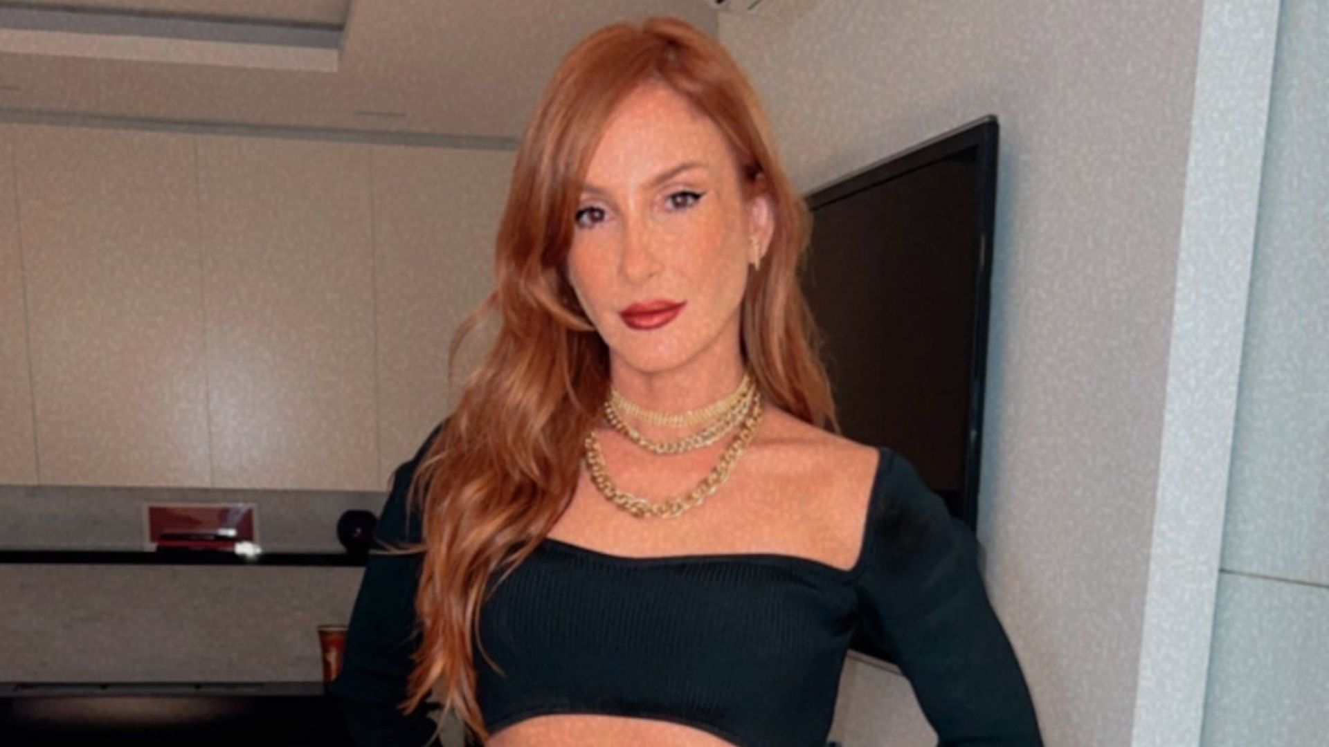 Aos 41 anos, Claudia Leitte surge com look ousado e exibe corpo sequinho: “No auge”