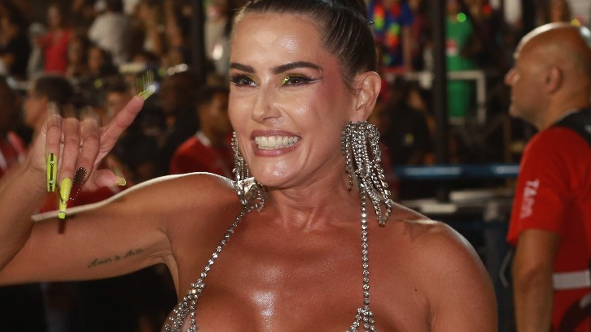 Deborah Secco esconde só o essencial em fantasia ousadíssima: “Deslumbrante”