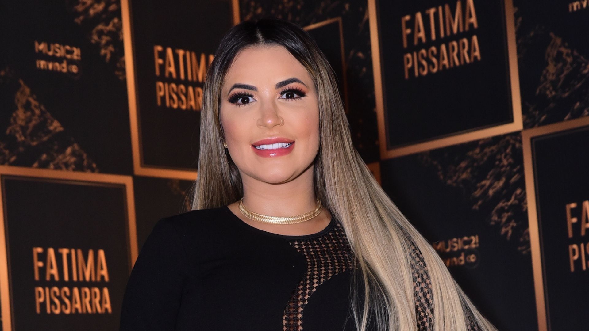 A doutora tá on! Deolane Bezerra causa em festa com vestido preto bem sexy
