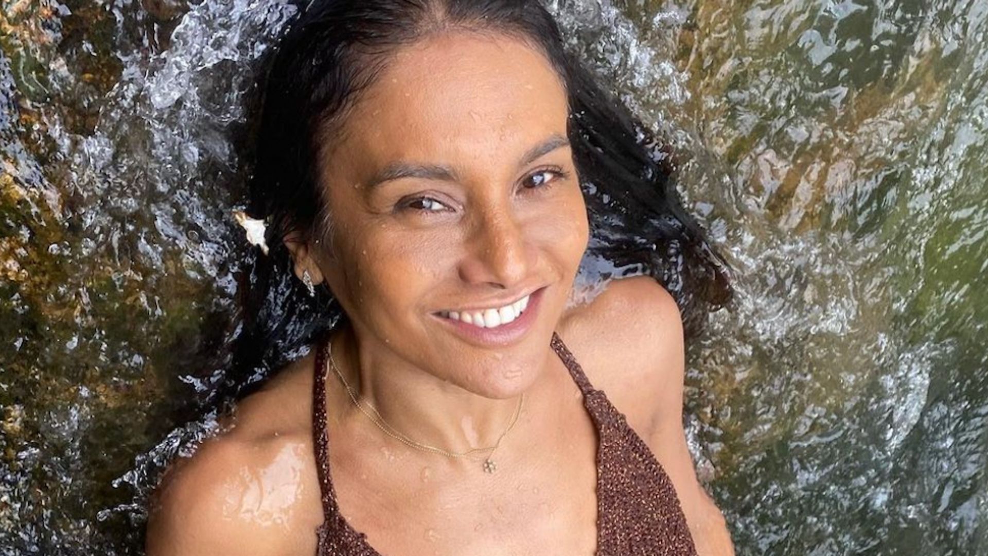Aos 52 anos, Dira Paes publica clique raro de biquíni e exibe corpão: “Mulherão”