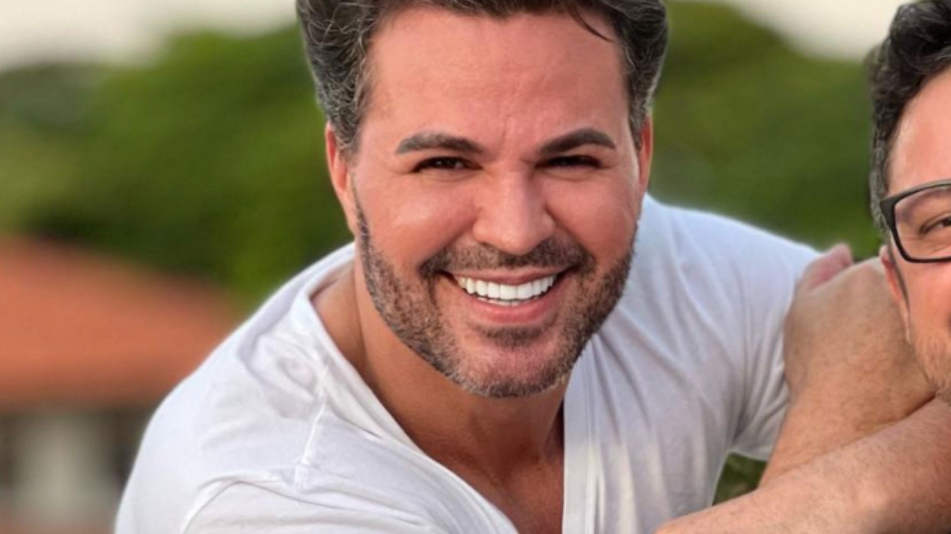 Oi? Eduardo Costa se declara ao ex-marido de sua namorada: “Bola pra frente”