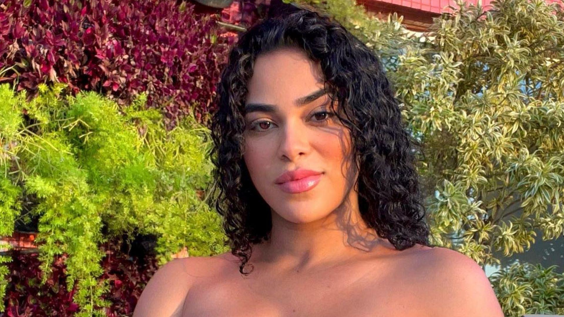 Ex-BBB Elana Valenária causa ao posar de top e calça coladinha: “Deusa”