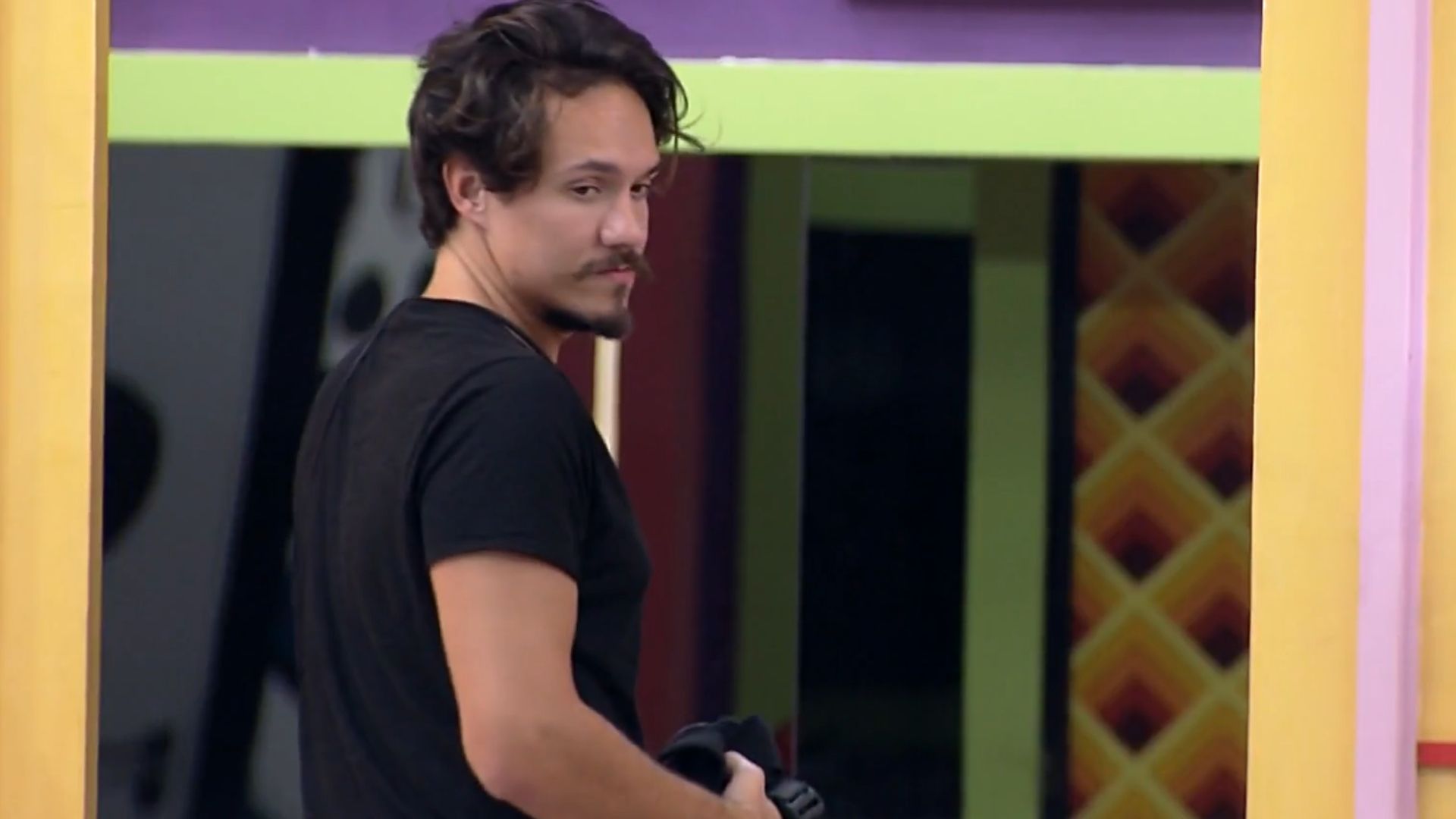 BBB22: Eliezer confronta brother e alfineta sobre casamento: “Vai me desconvidar?”