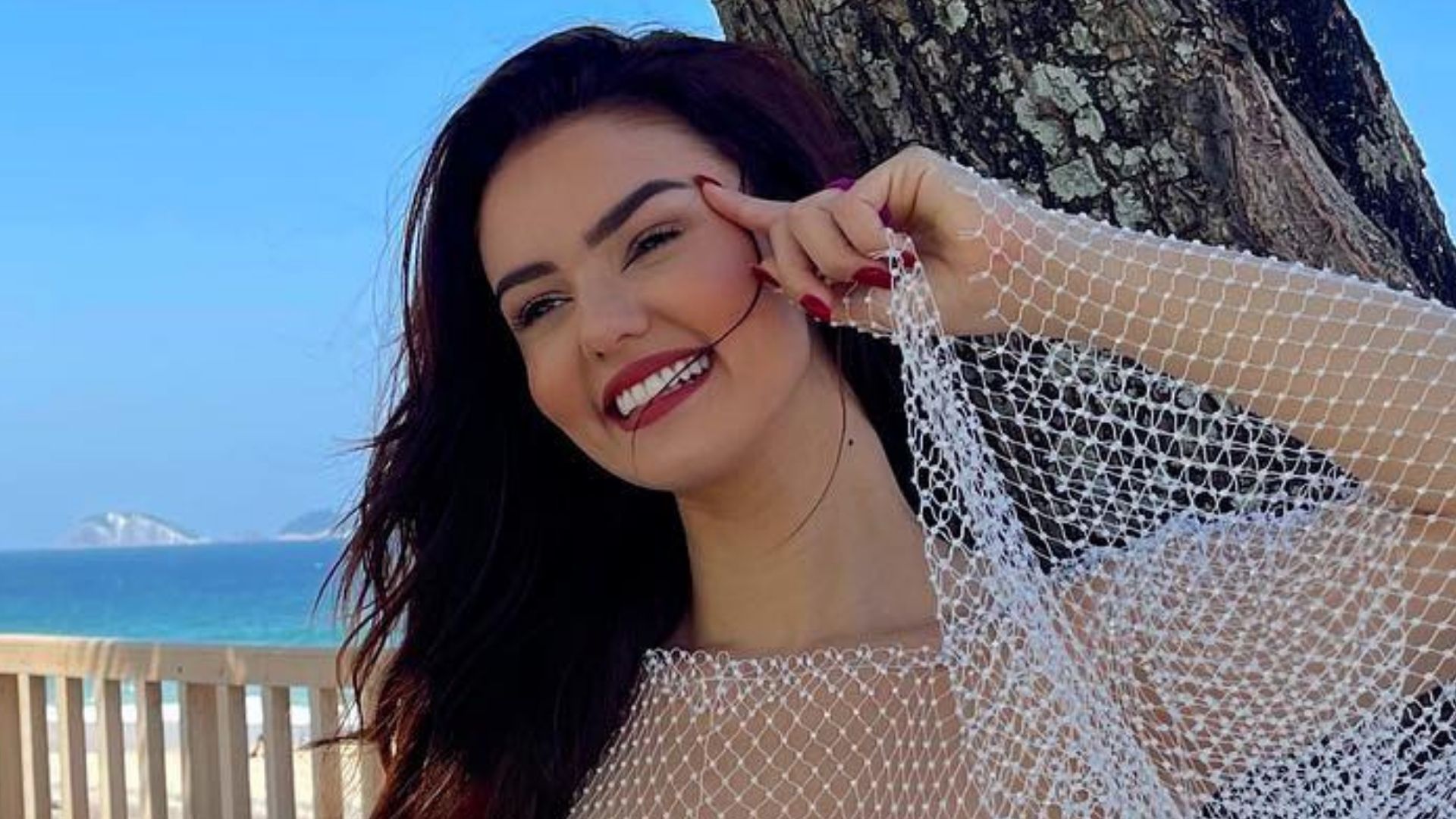 Recatada? Ex-BBB Eslovênia Marques posa com biquíni comportado na praia: “Sereia”