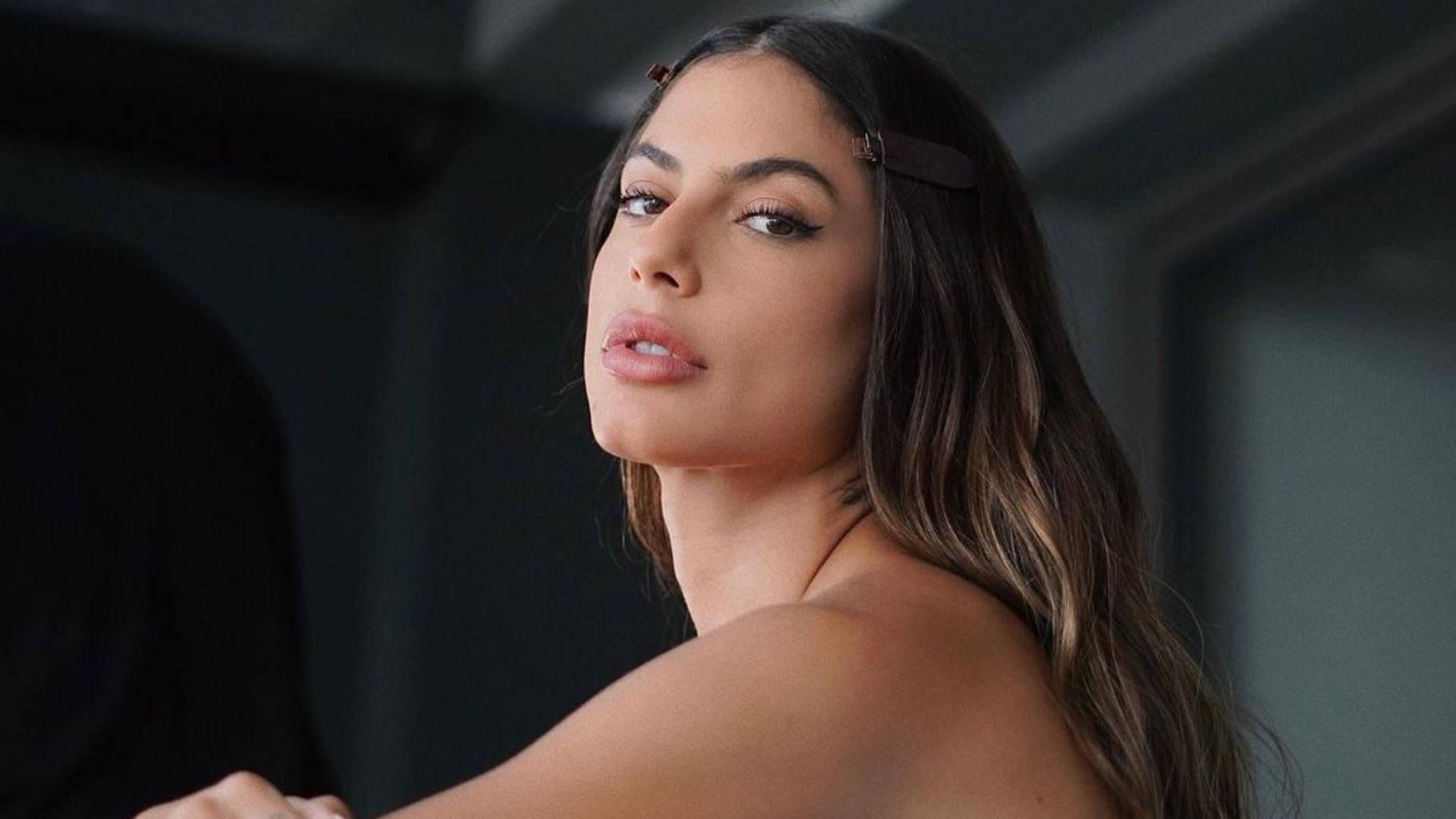 Ex-BBB Mari Gonzalez dispensa roupas e surge em cliques picantes: “Quanta beleza”