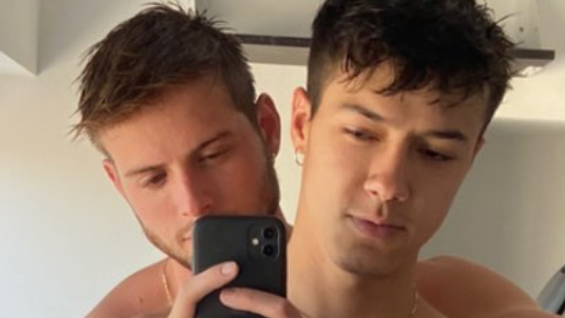 Pegando Fogo! Ex-BBB Daniel posa agarradinho com namorado bonitão só de toalha