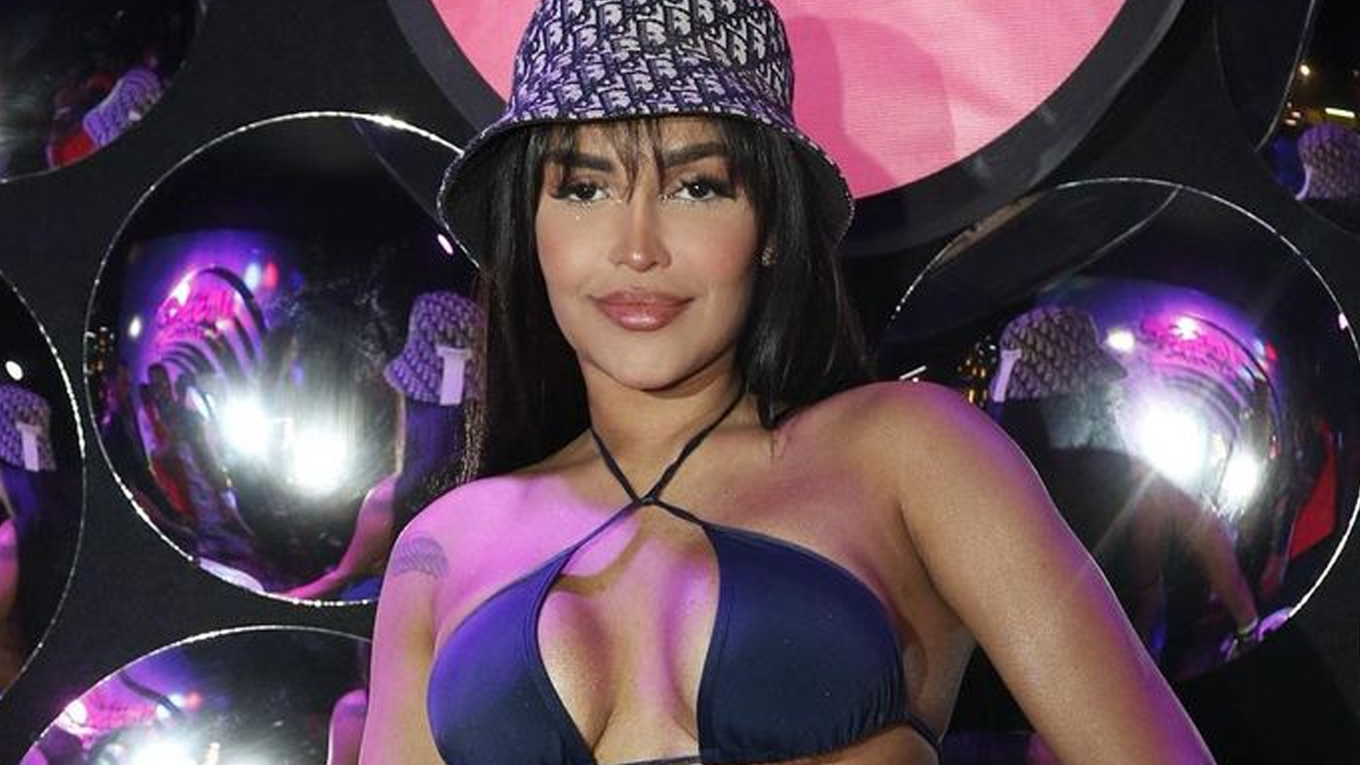 Ex-BBB Flay aparece de sutiã e saia micro em camarote de Carnaval: “Perdição”