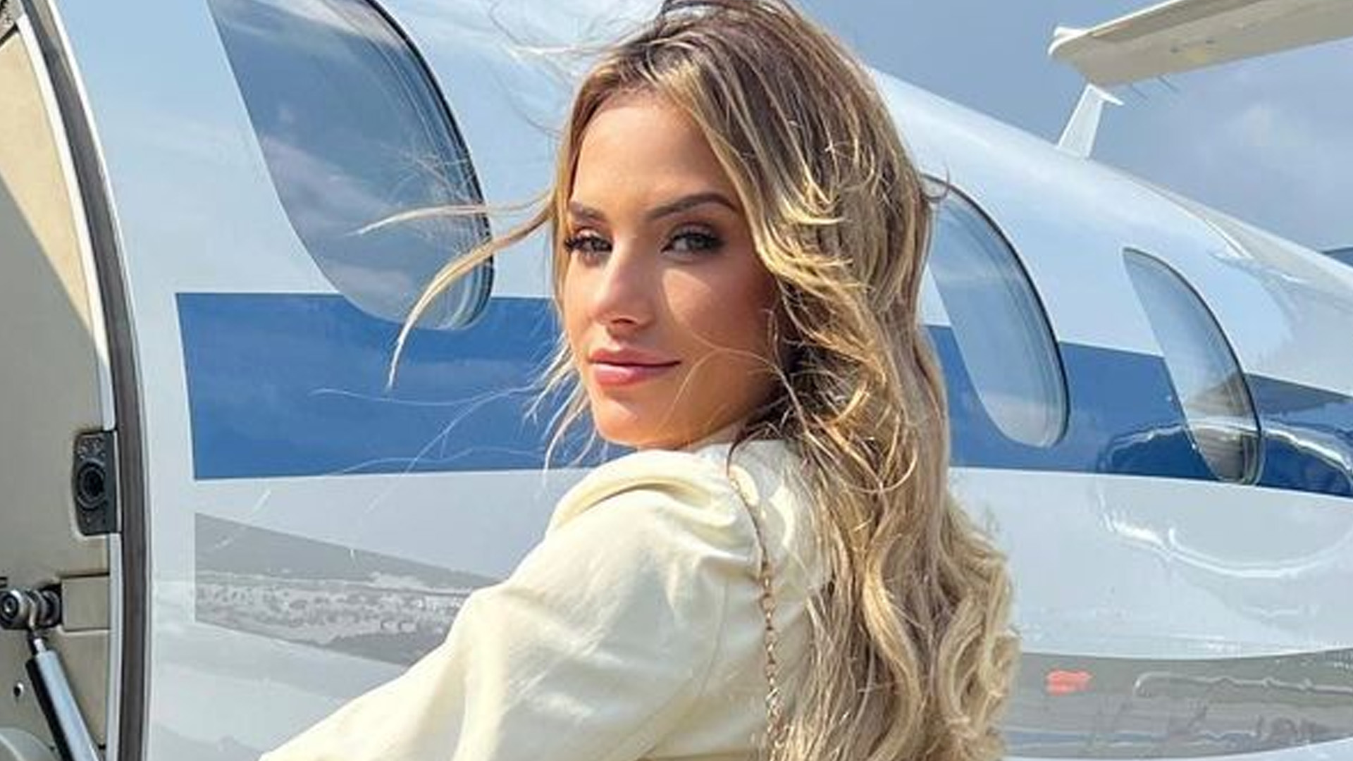 Ex-BBB Gabi Martins embarca em jatinho com bolsa de R$10 mil: “Perfeição existe”