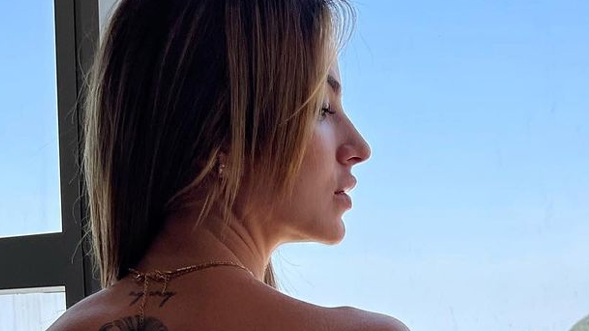 Ex-BBB Gabi Martins tira parte de cima do biquíni e causa: “Poder de mulher”