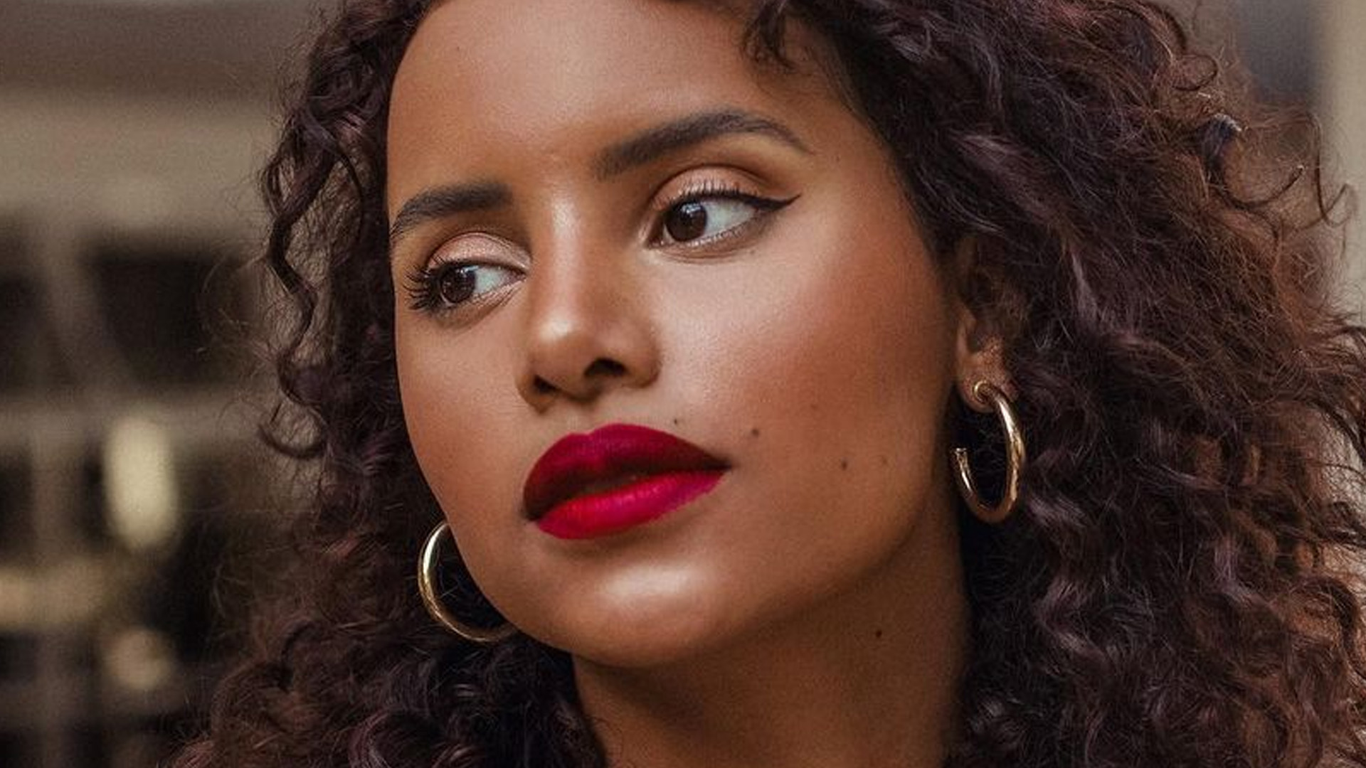Ex-BBB Gleici Damasceno exibe barriga trincada com look ousado: “Deusa”