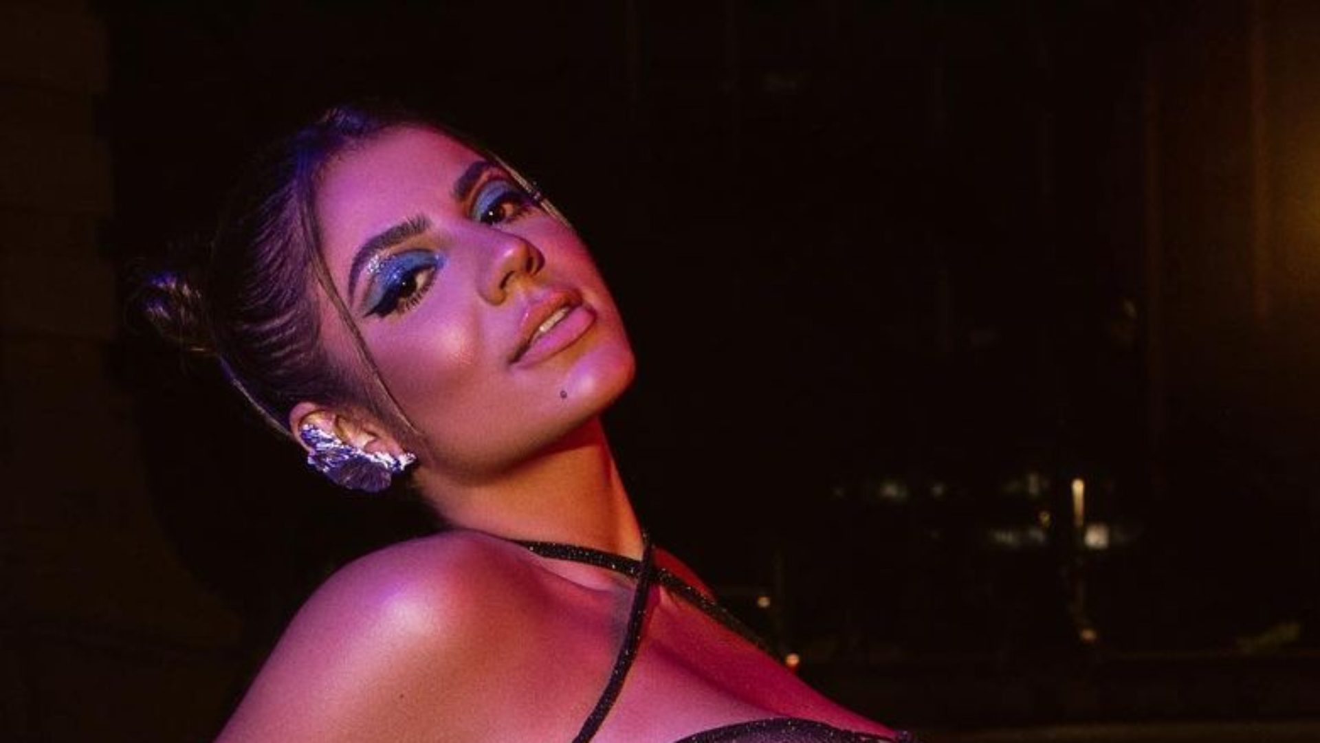Sem nada por baixo, ex-BBB Hariany posa com look transparente e fãs babam: “Gata”