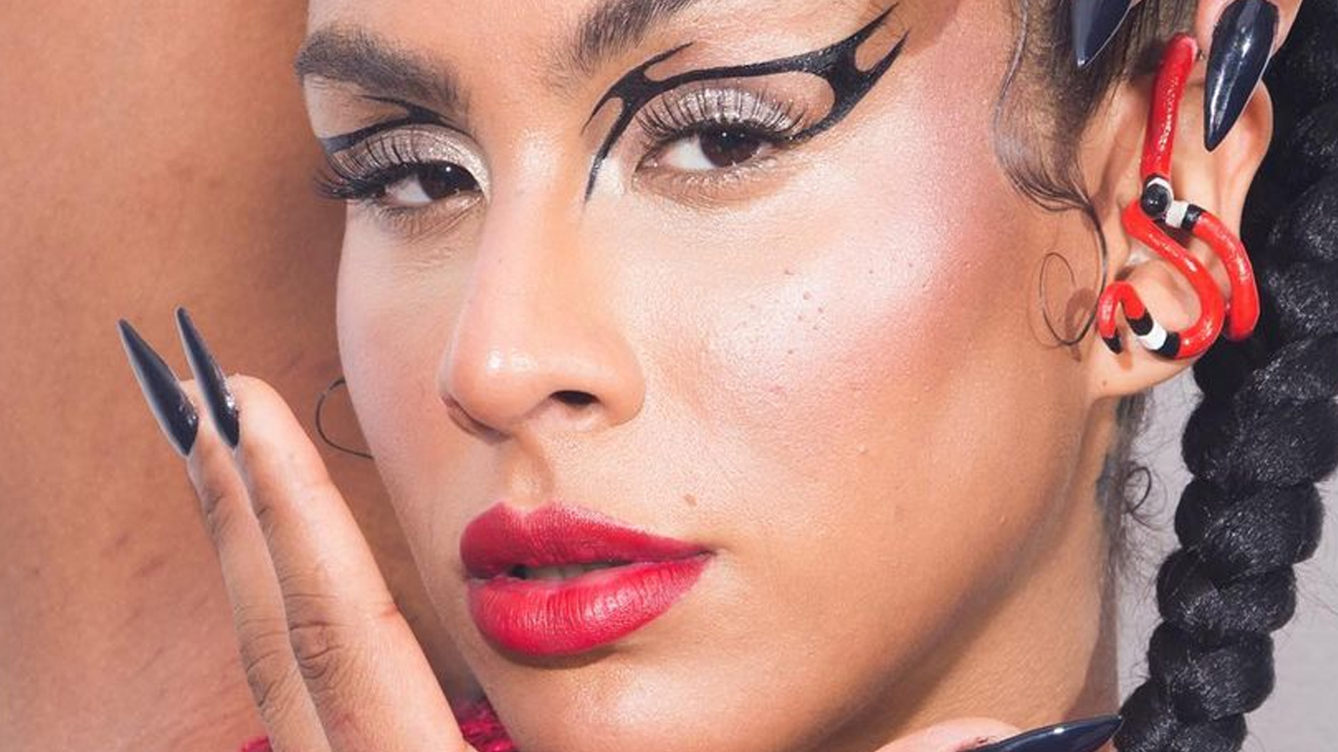 Ex-BBB Linn da Quebrada ostenta decotão em camarote de Carnaval: “Icônica”