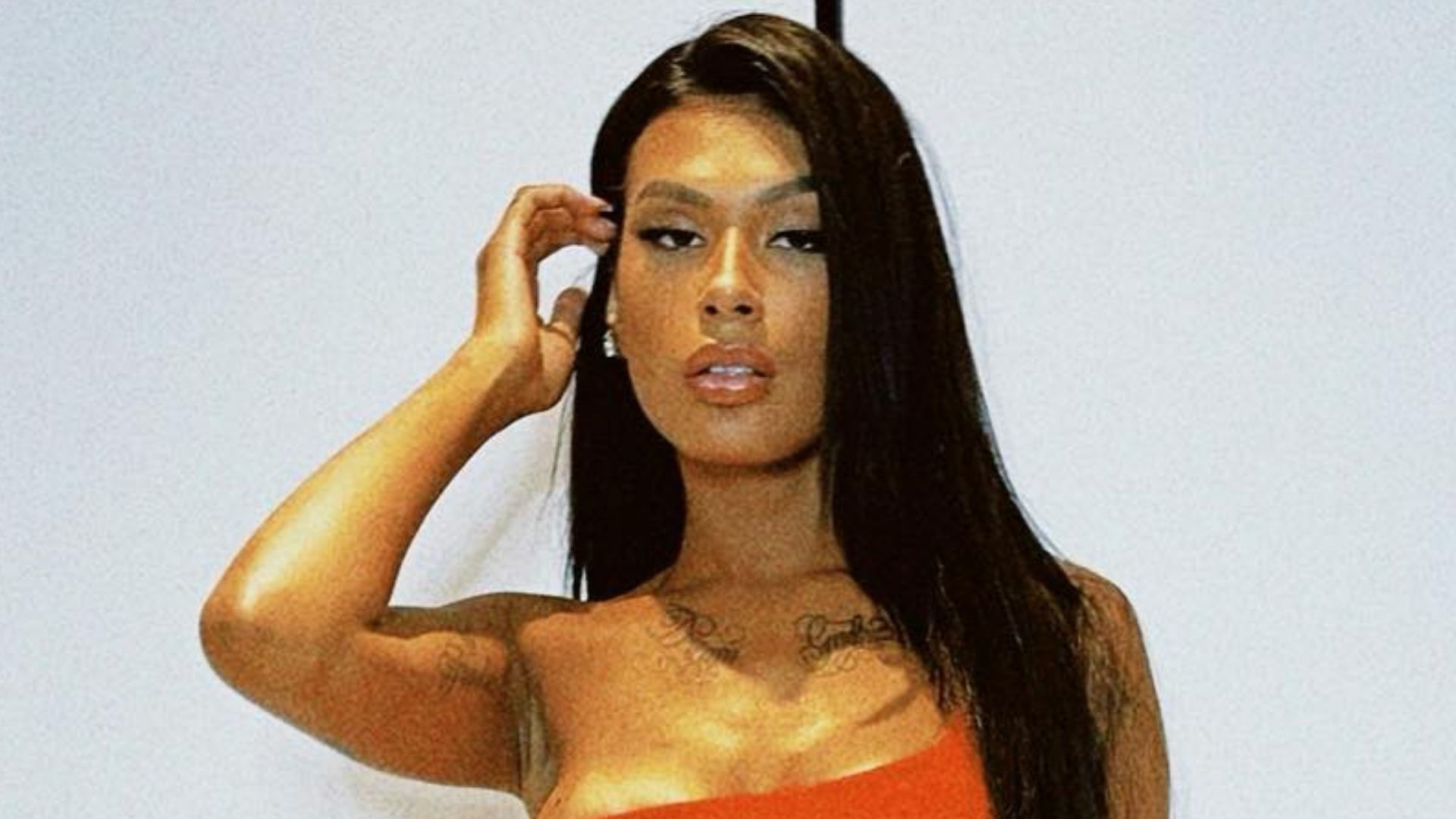 Ex-BBB Pocah arrasa com look justinho e dá zoom em barriga sarada: “Beldade”