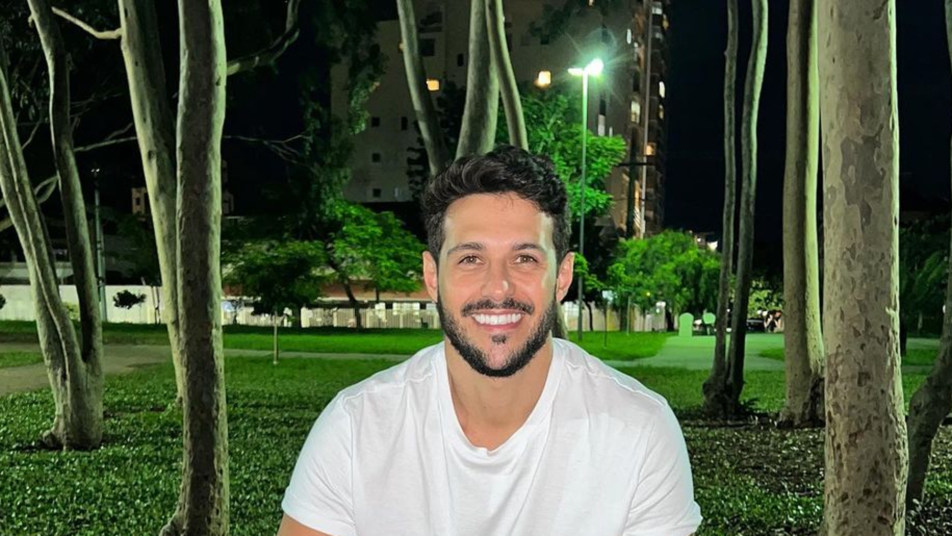 Ex-BBB Rodrigo Mussi abre os olhos e irmão vibra de alegria: “Coisa maravilhosa”