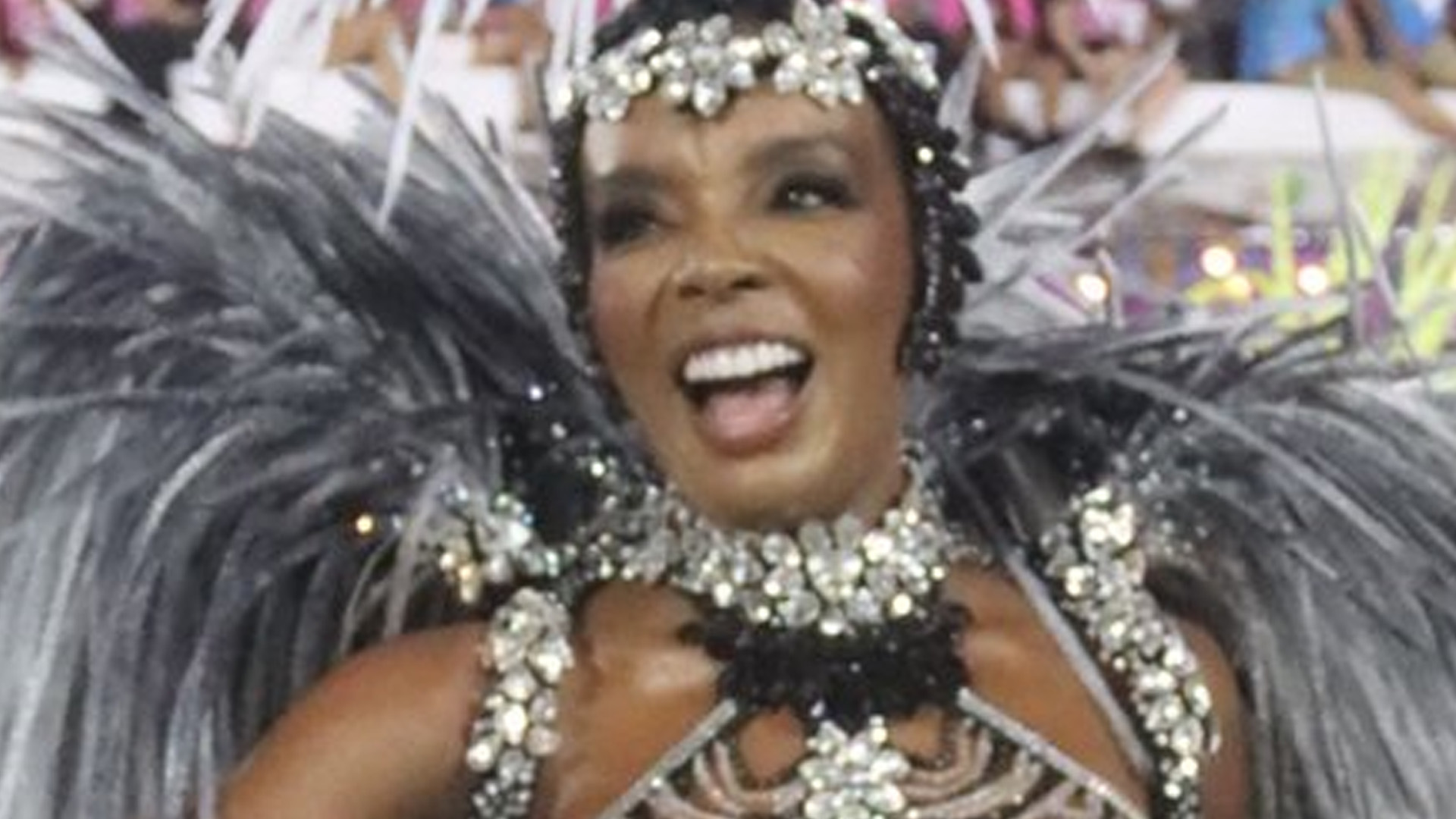 Ex-BBB Thelma Assis desfila com cobertura mínima e arrasa no samba