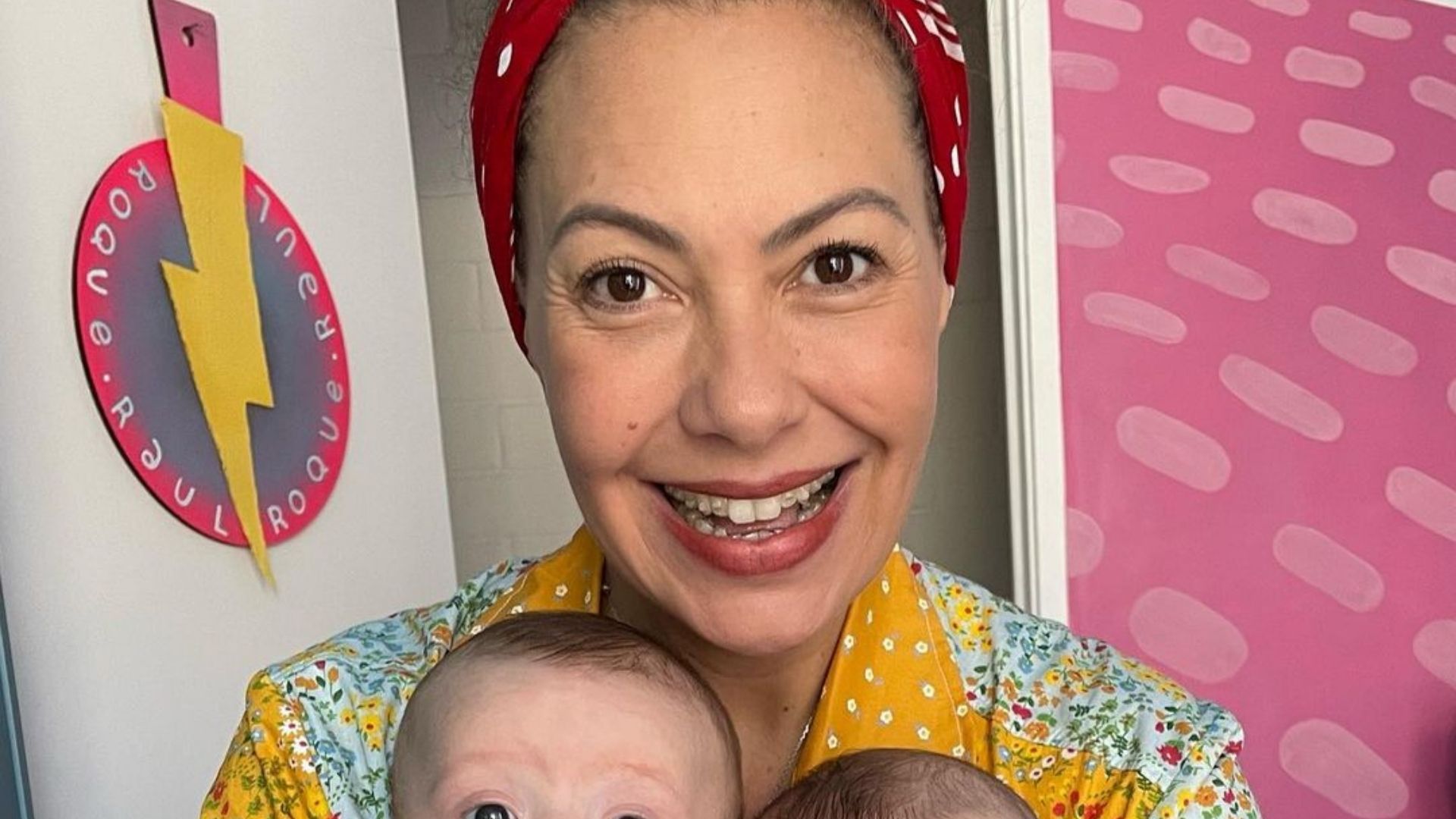 Fabíula Nascimento posa com os gêmeos em clique raro e beleza impressiona: “Lindos”