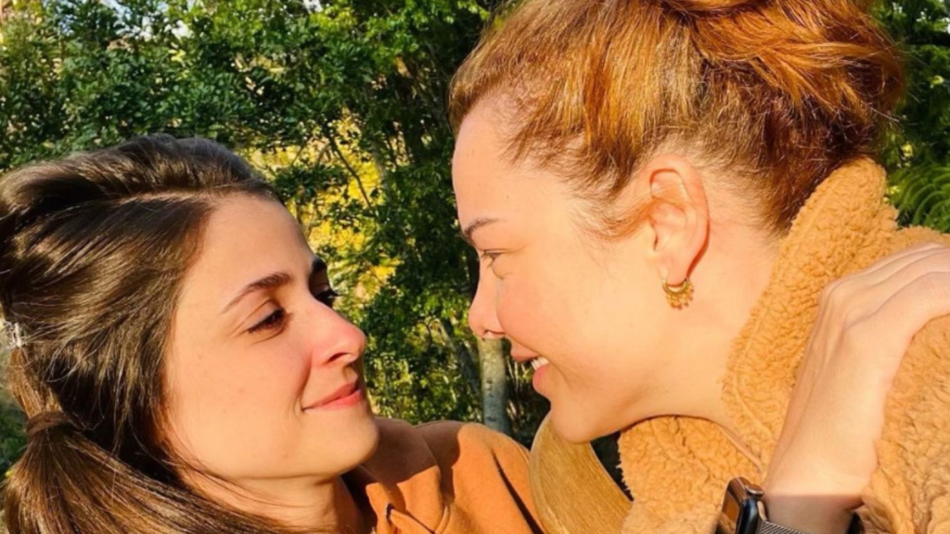 Fernanda Souza publica primeira foto com a namorada e comove fãs: “Amor é amor”