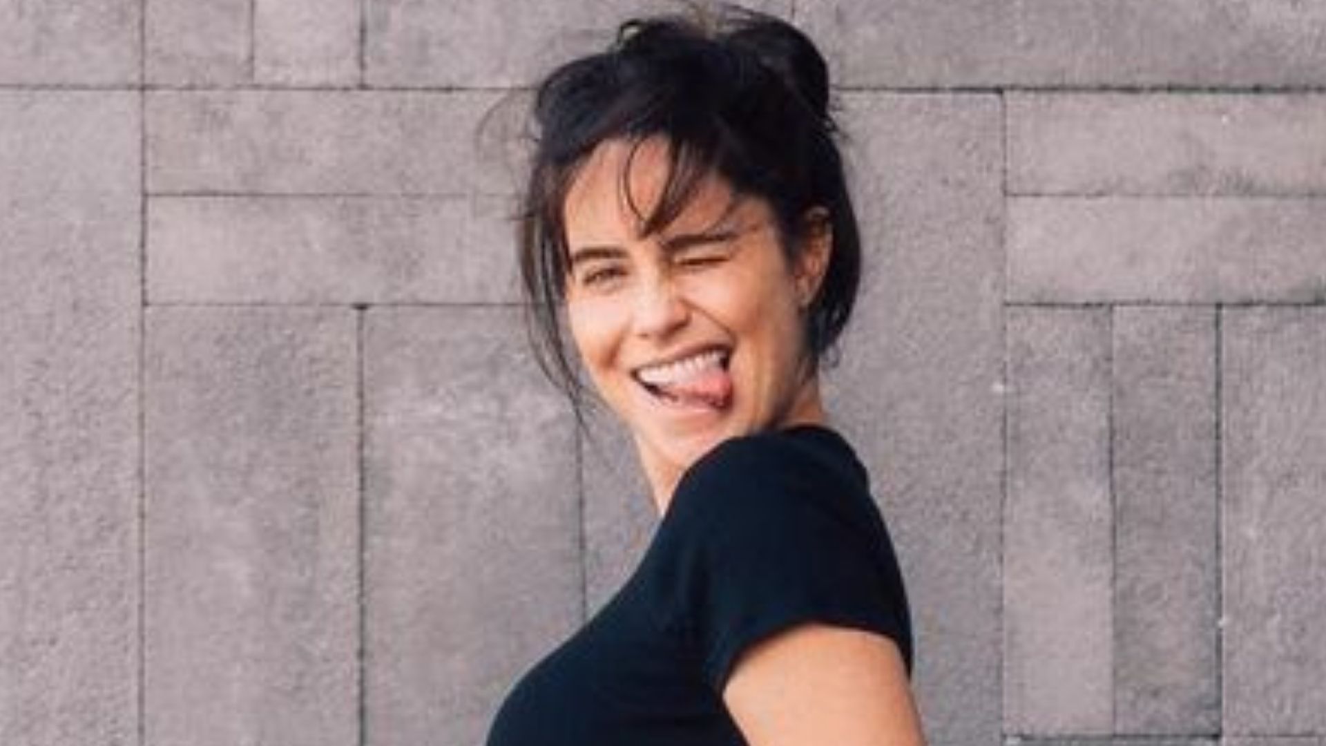 Gravidíssima, Fernanda Vasconcellos exibe barrigão marcado em vestido: “Pronta”