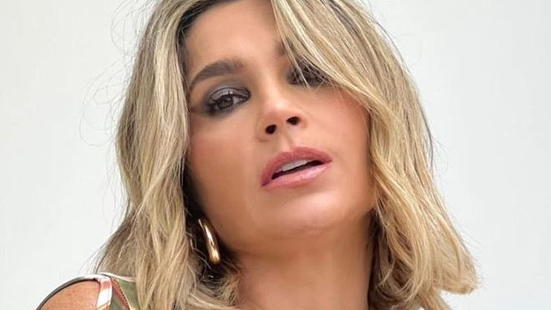 Flávia Alessandra deixa seios expostos com vestido transparente: “Sexy”