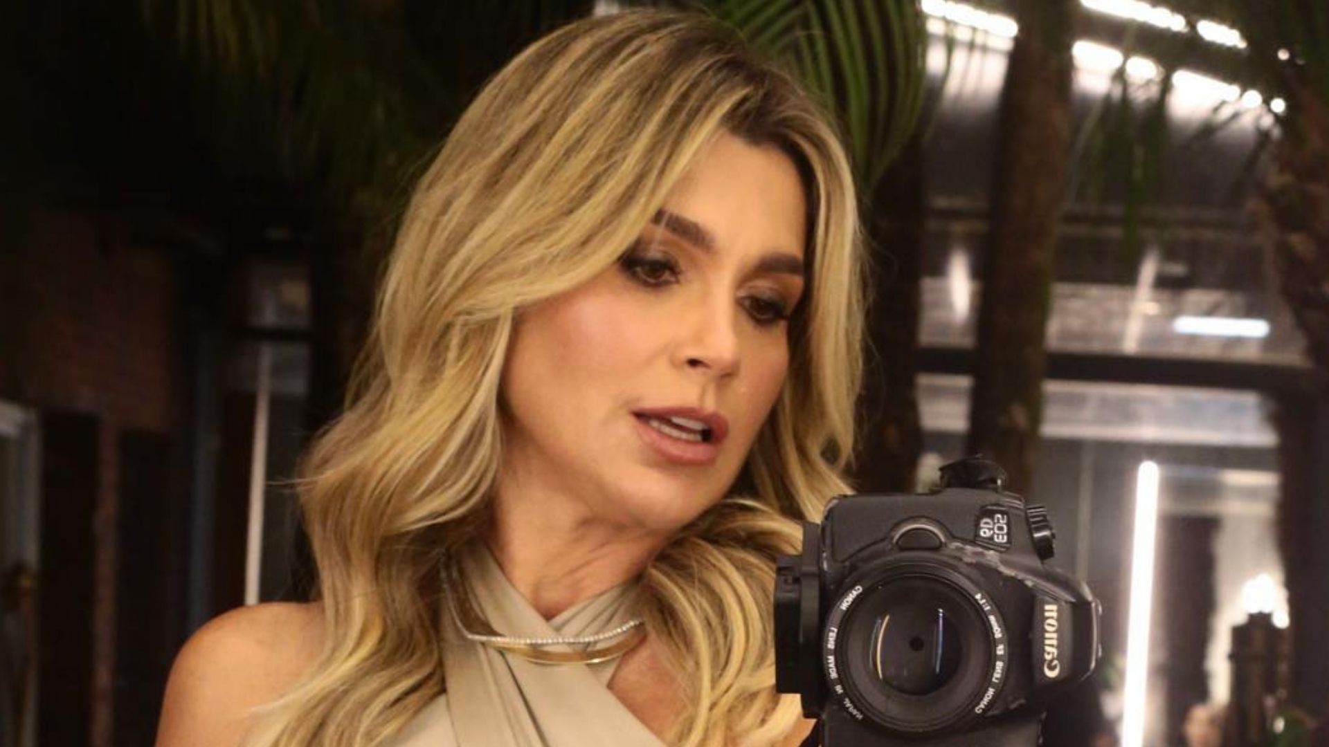 Flávia Alessandra surge com saia justíssima e exibe barriga sequinha: “Deusa”
