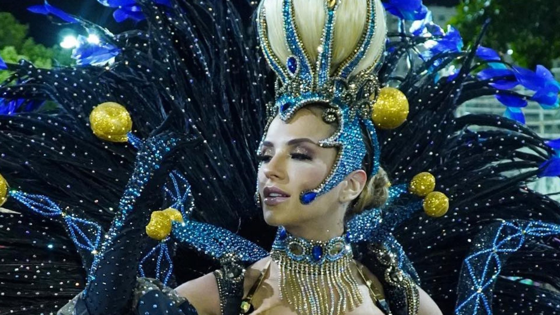 Ex-BBB Gabi Martins estreia na Sapucaí com look ousado e brilhante: “Grande dia”