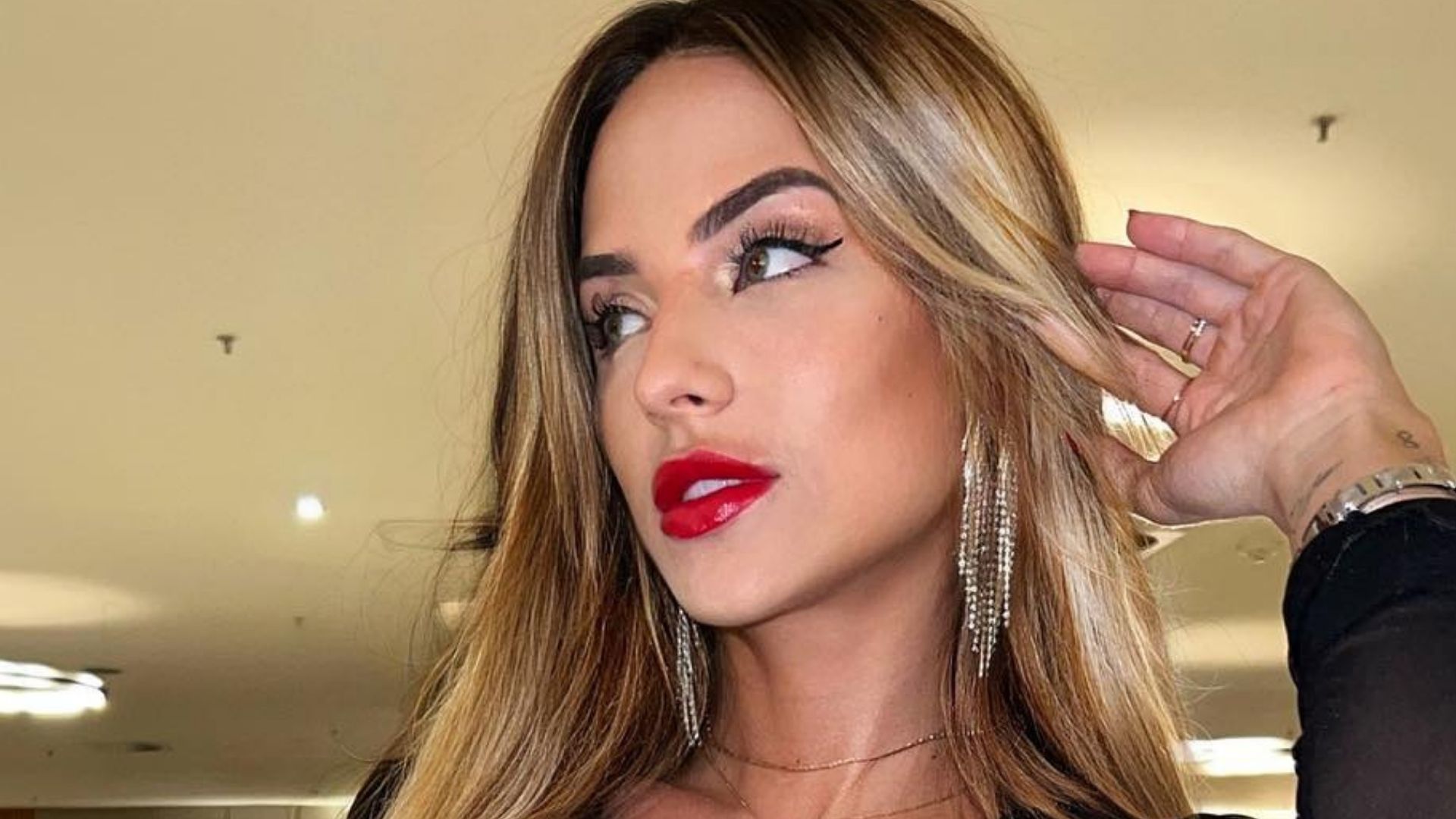 Ex-BBB Gabi Martins posa com vestidinho recortado e ostenta curvas: “Arrasou”