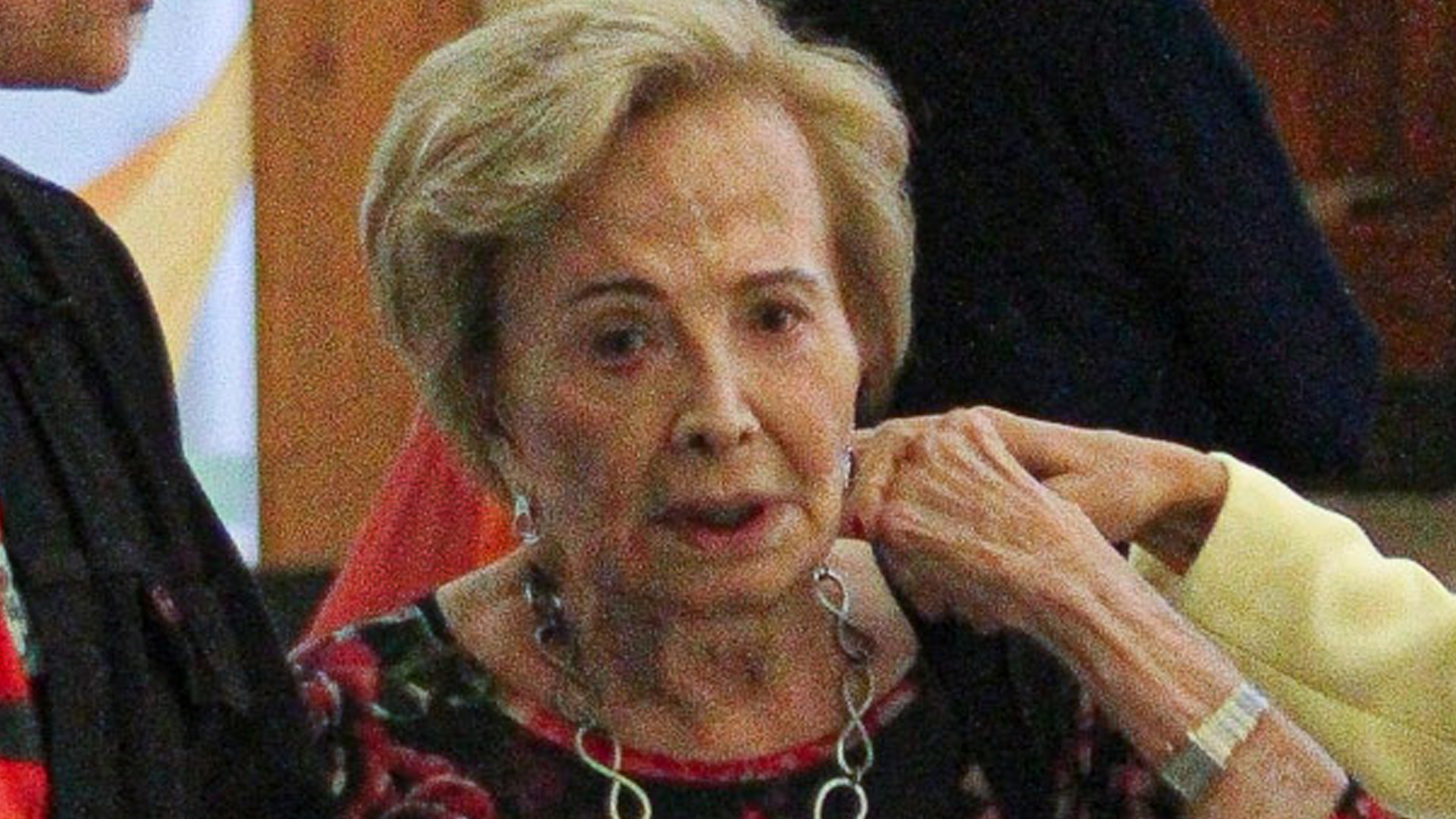 Glória Menezes faz raríssima aparição aos 87 anos ao lado do filho