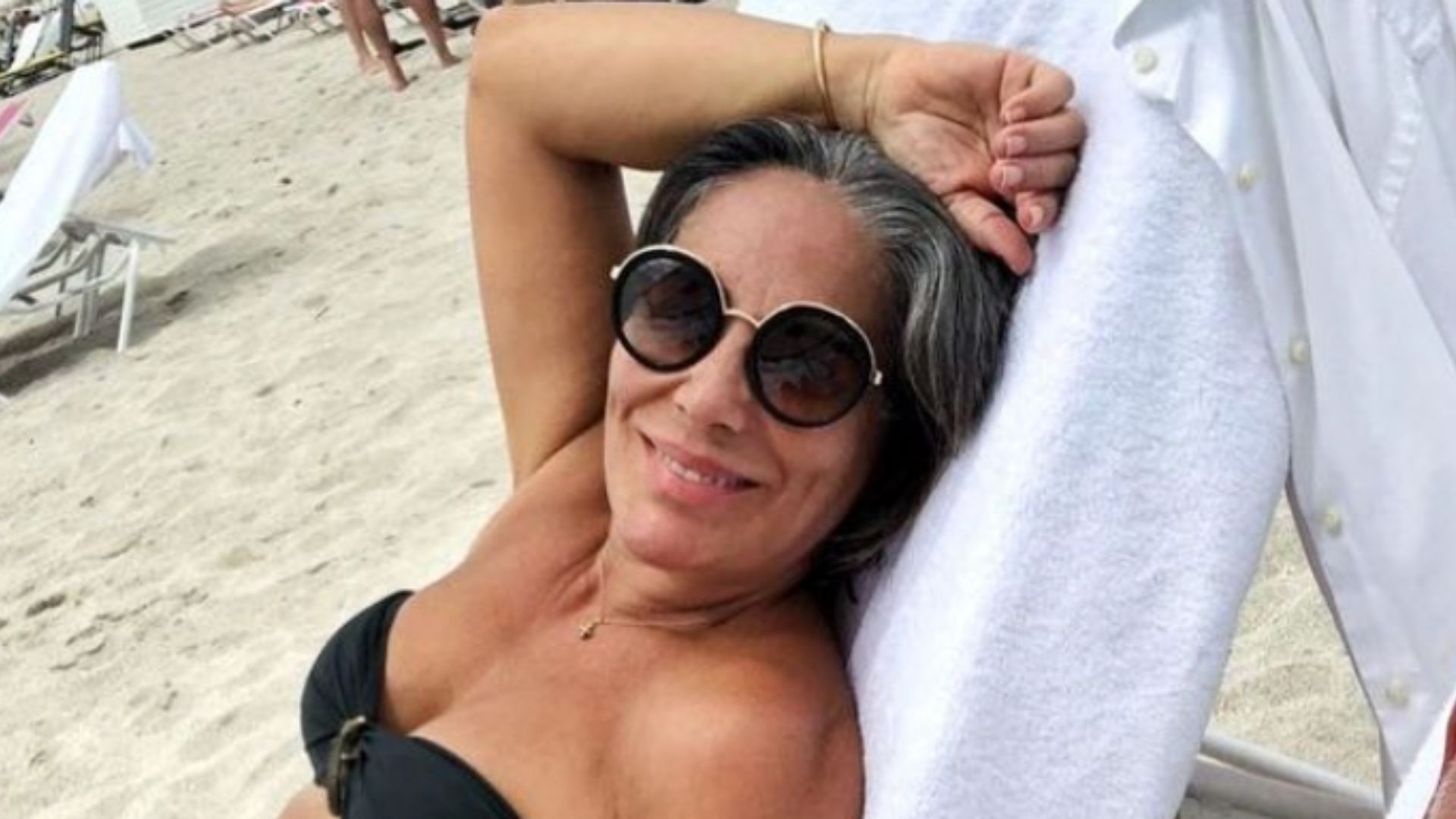 Aos 58 anos, Glória Pires posa de biquíni e barriga sequinha é elogiada: “Perfeita”