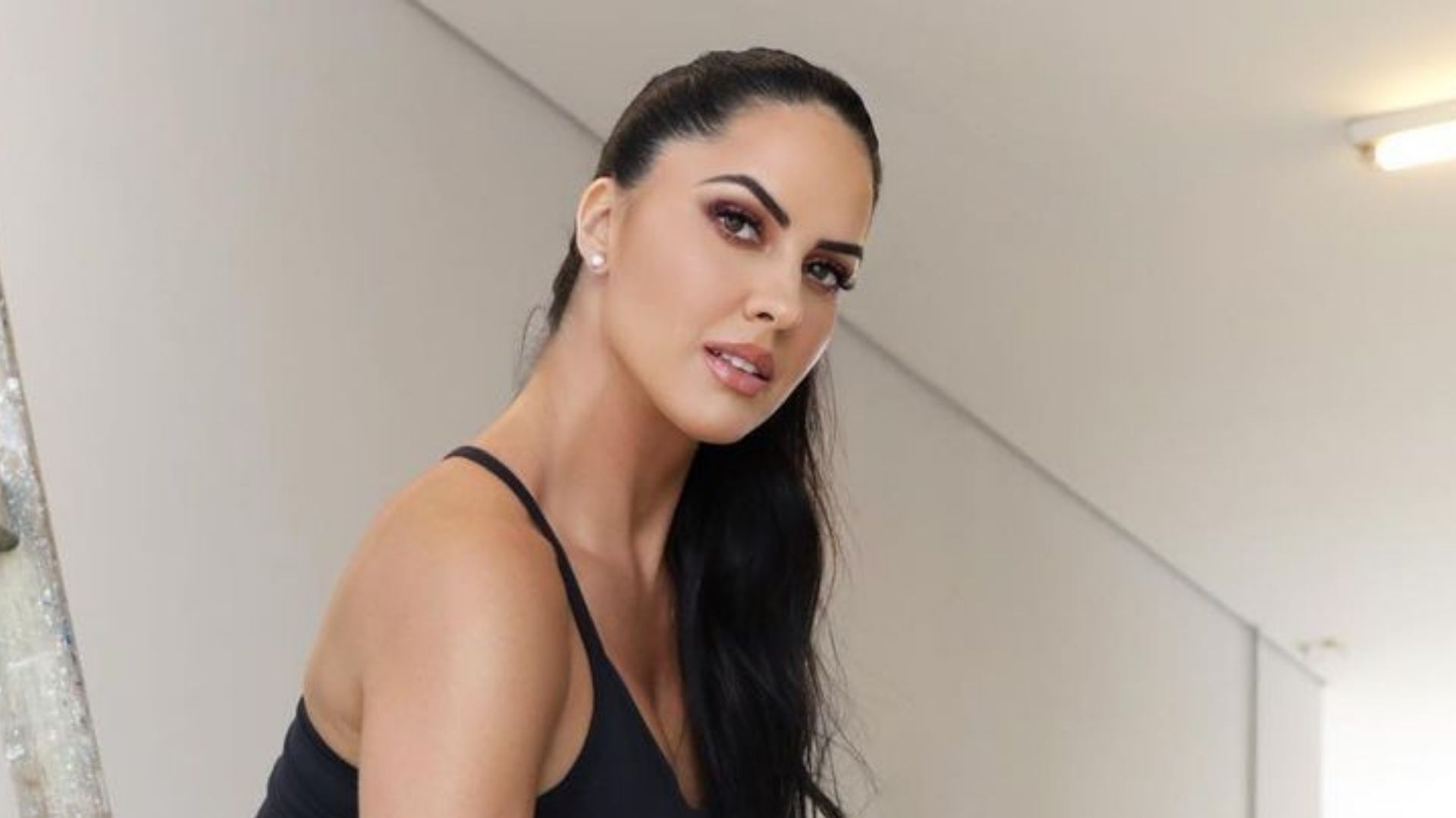 Noiva de Zezé di Camargo empina o bumbum com look ousado em obra: “Que corpo”