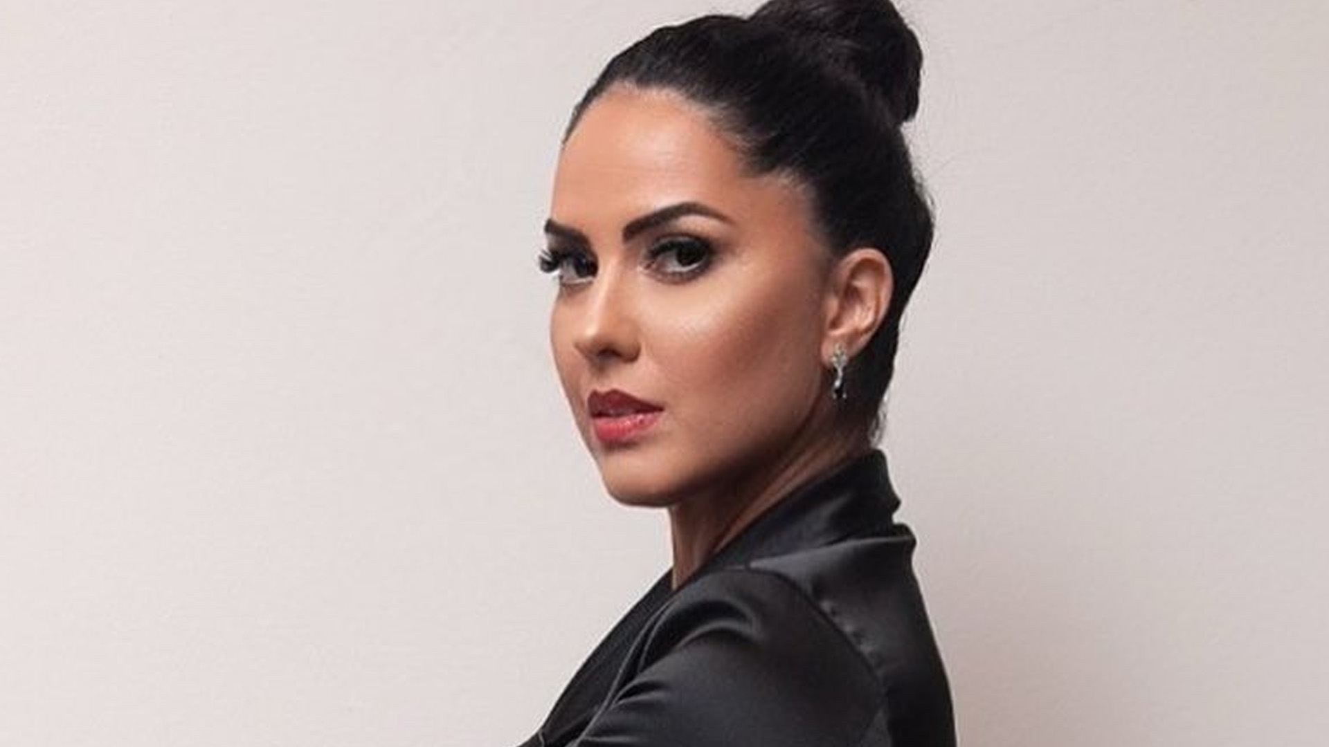 Graciele Lacerda agacha com vestido curtinho e bolsa de luxo: “Simplesmente maravilhosa”