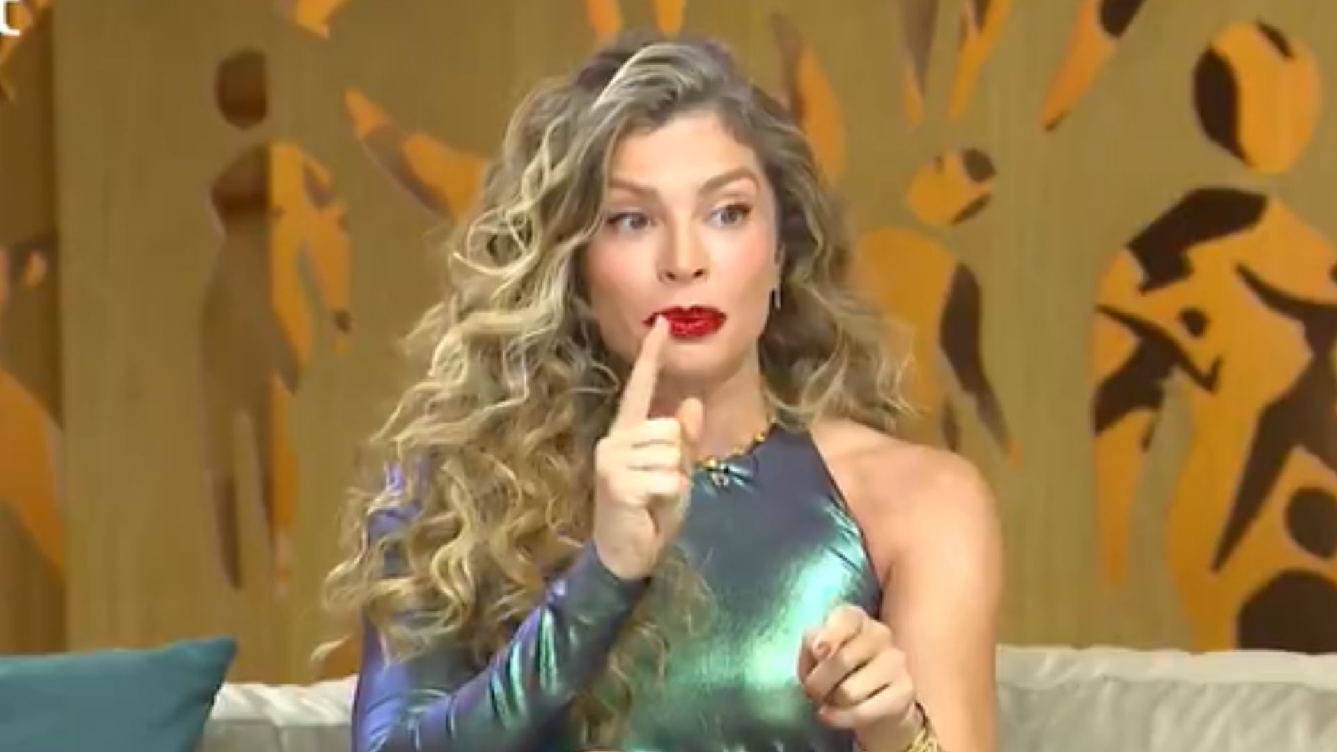 Grazi Massafera revela que foi sabotada nos bastidores do Carnaval: “Com estilete”