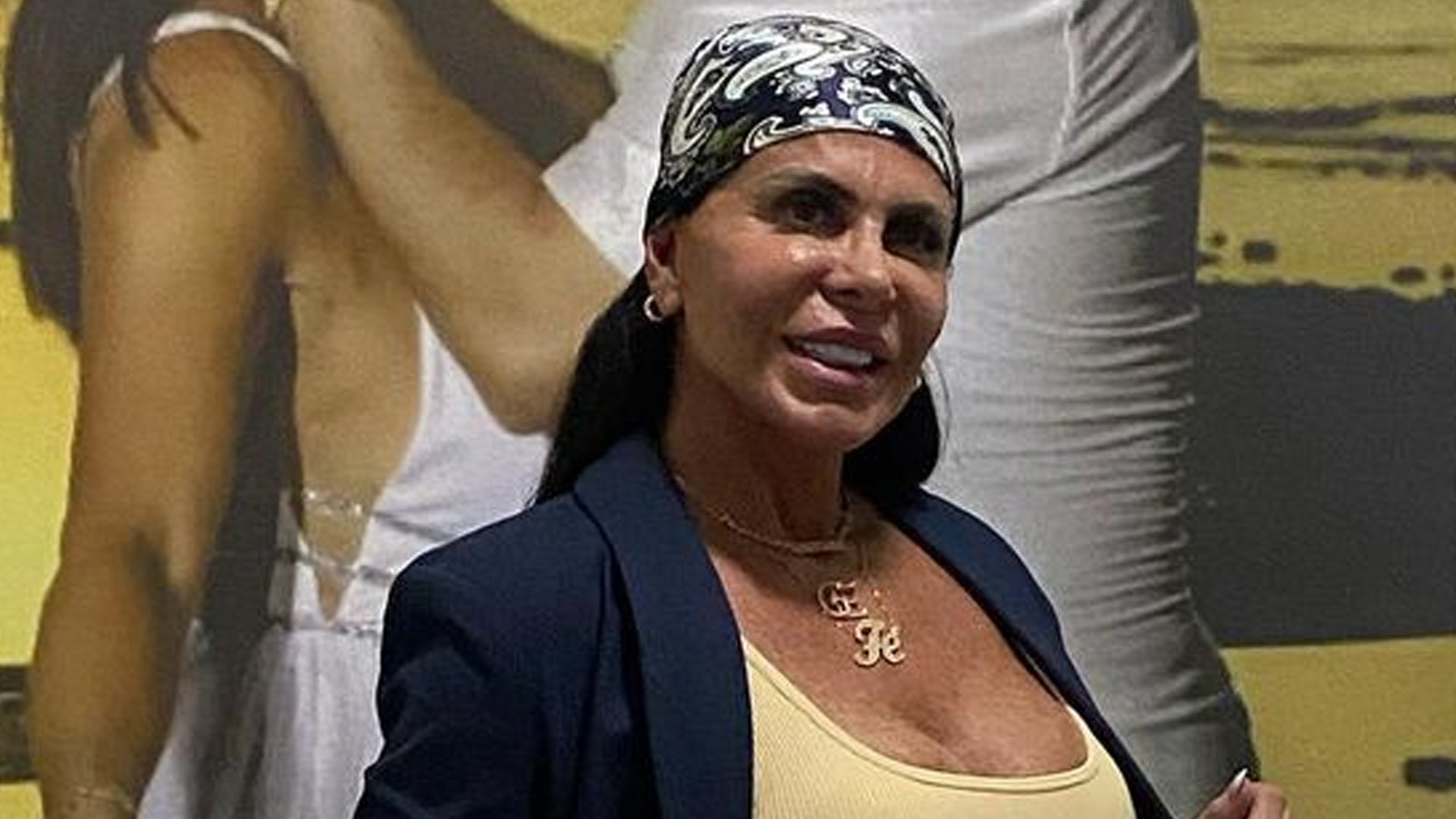 Gretchen mostra barriga trincada em look para noite com marido: “Elegante”