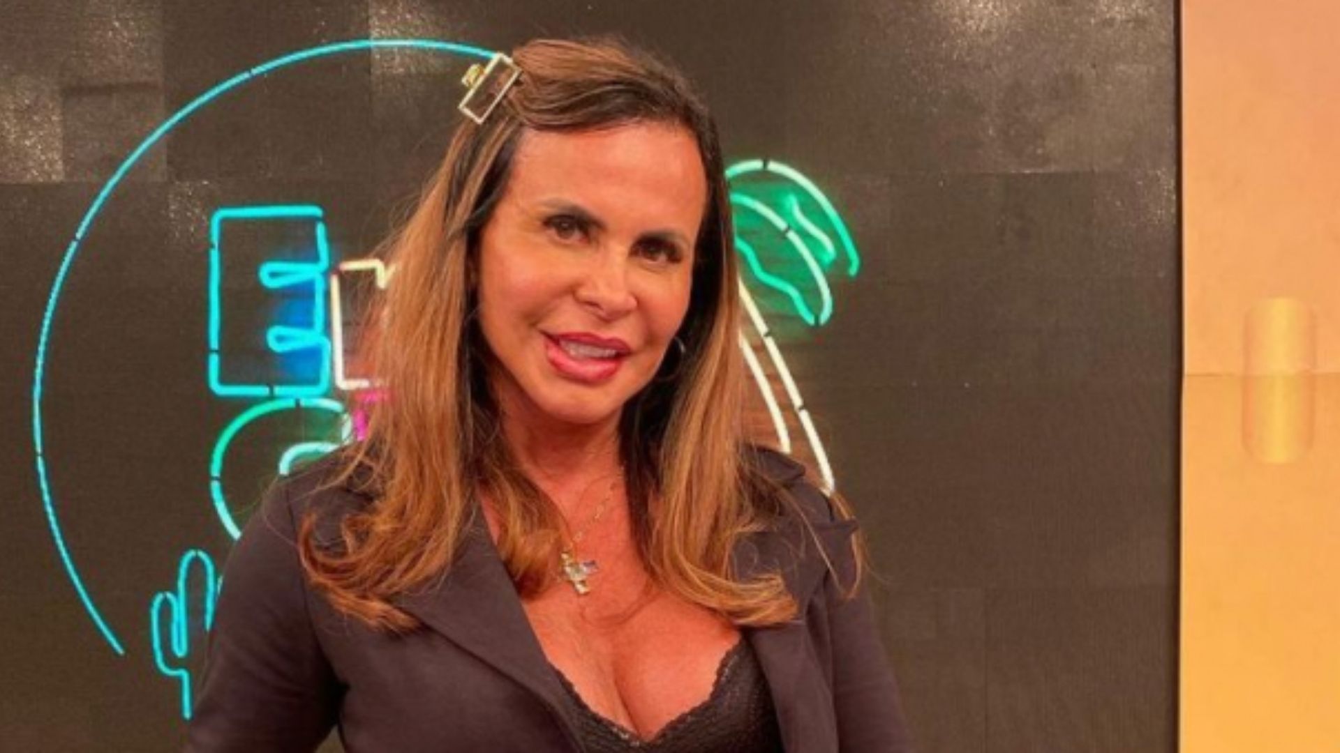 Gretchen choca fãs ao posar de minissaia e top aos 62 anos: “Parece uma mocinha”