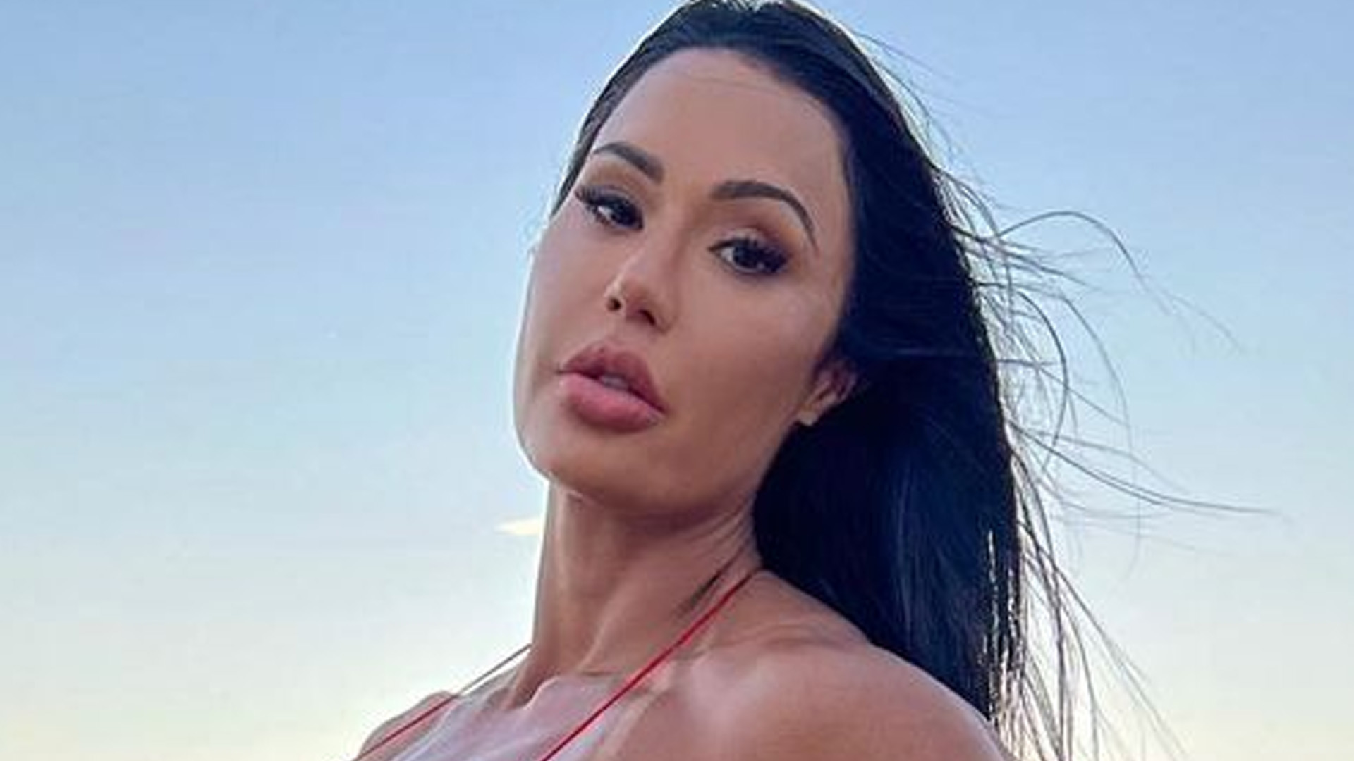 Irmã de Gracyanne Barbosa mostra tatuagem na virilha de biquíni: “Perfeição”