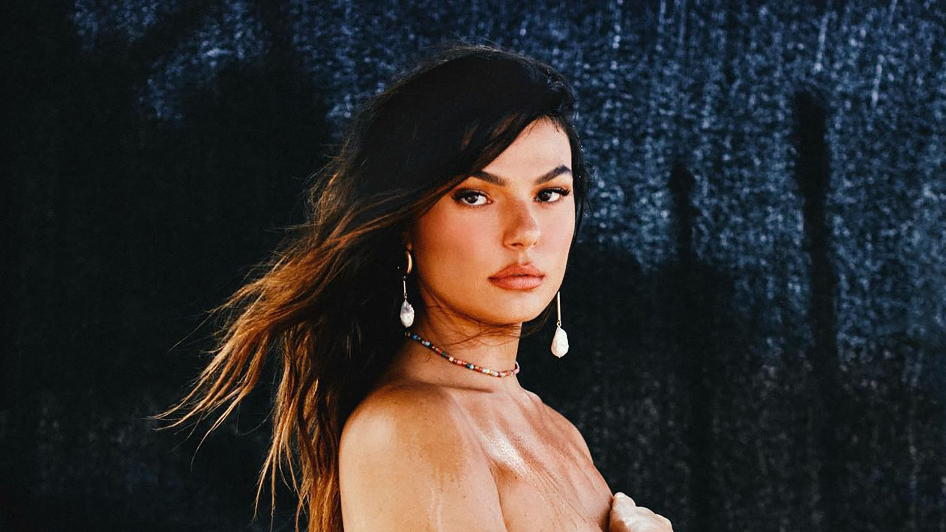 Isis Valverde quase mostra demais em topless e web vai à loucura: “Gostosa”