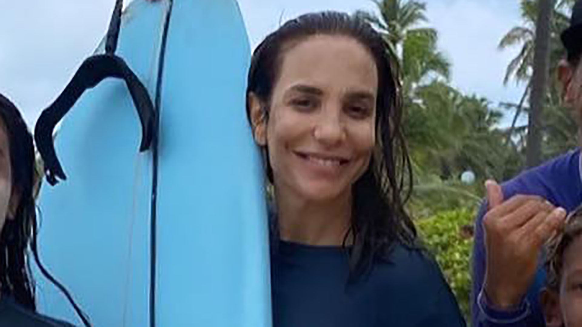 Ivete Sangalo surfa com filho e tamanho do menino rouba a cena: “Ele tá gigante”
