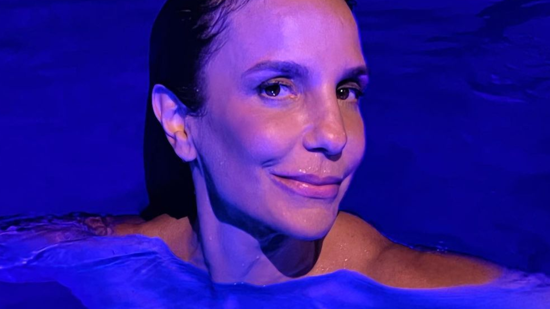 Ivete Sangalo posa de maiô durante banho de piscina noturno: “Deusa”